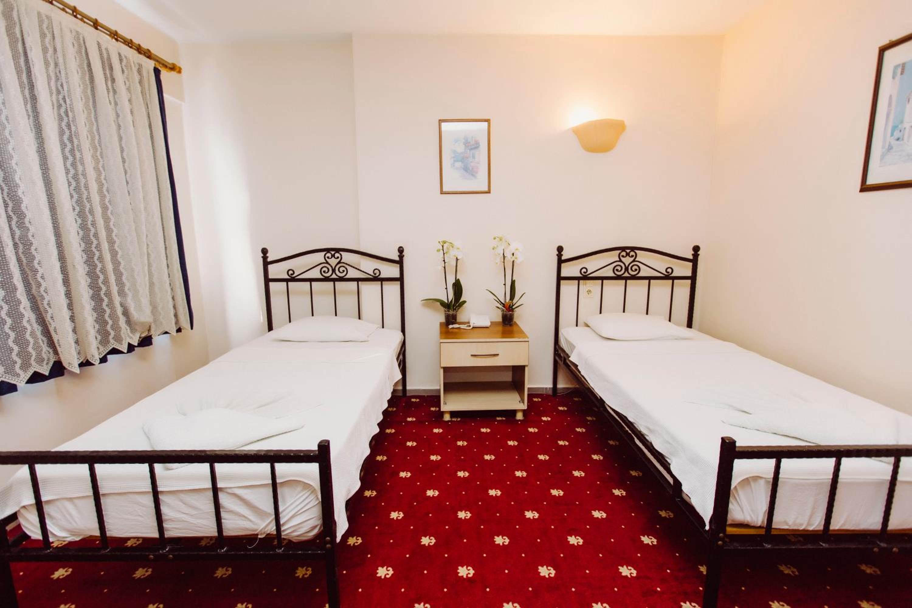 Standard Double or Twin Room - Photo 8