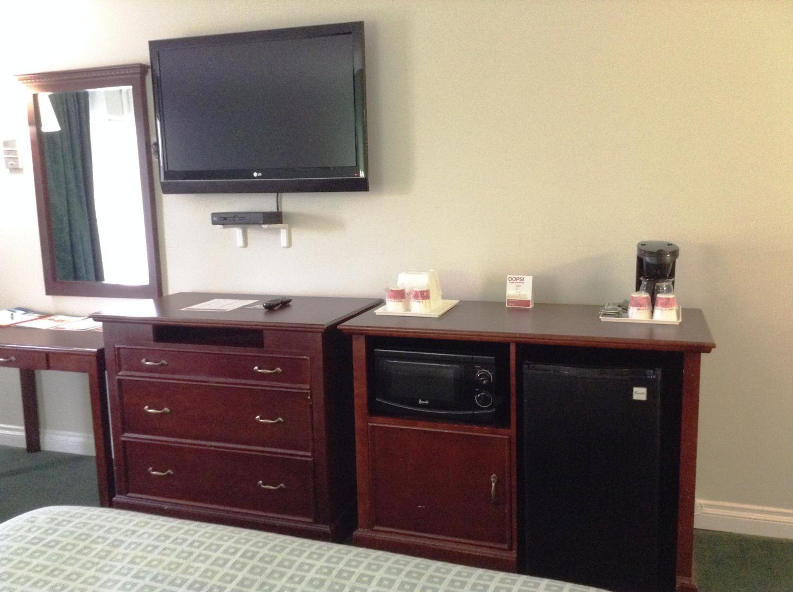 Queen Room with Two Queen Beds - Non-Smoking - Photo 1