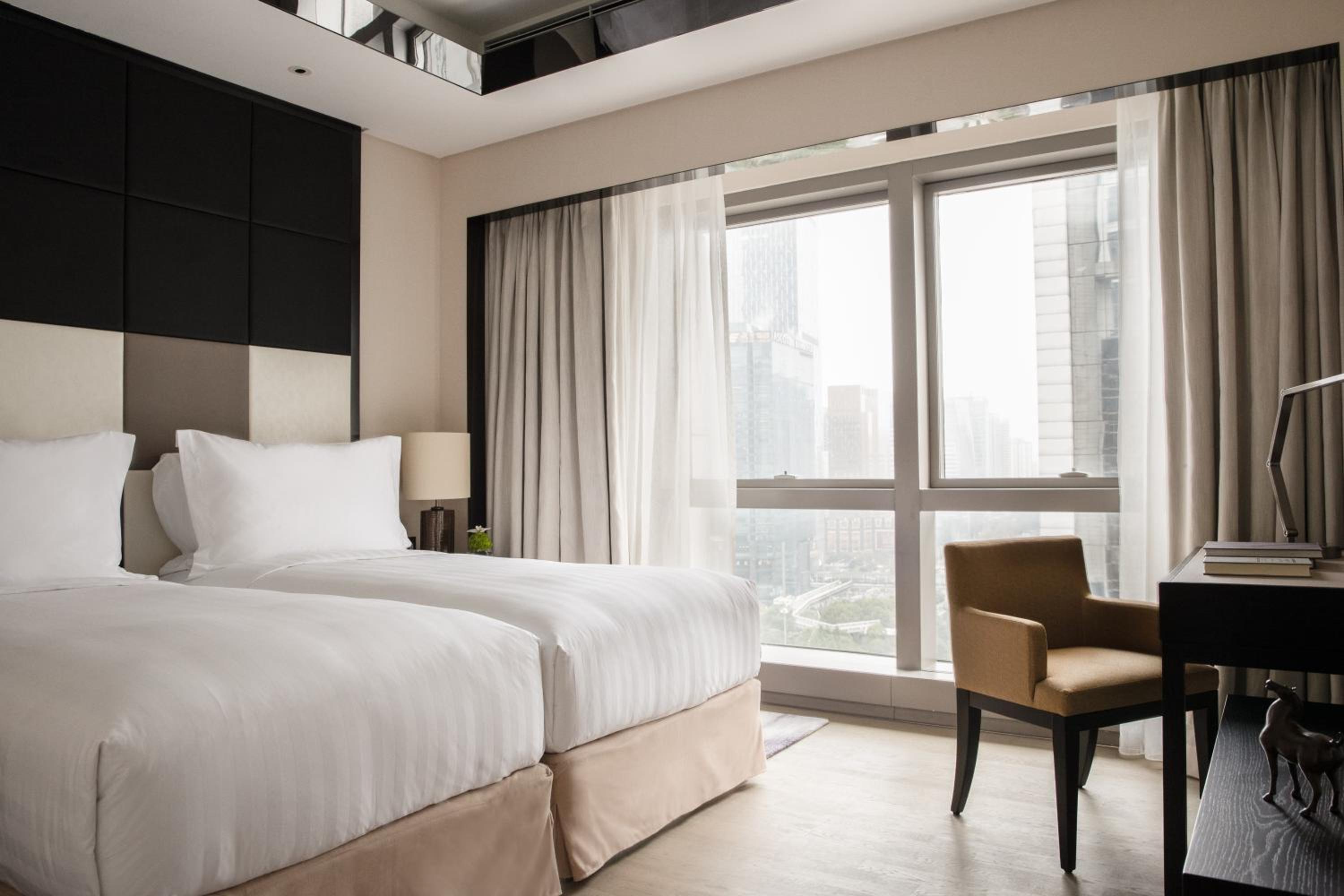Two Bedroom Deluxe Residence Contemporary - Photo 6