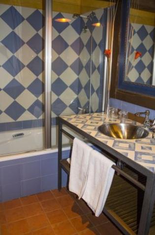 Double or Twin Room - Photo 5
