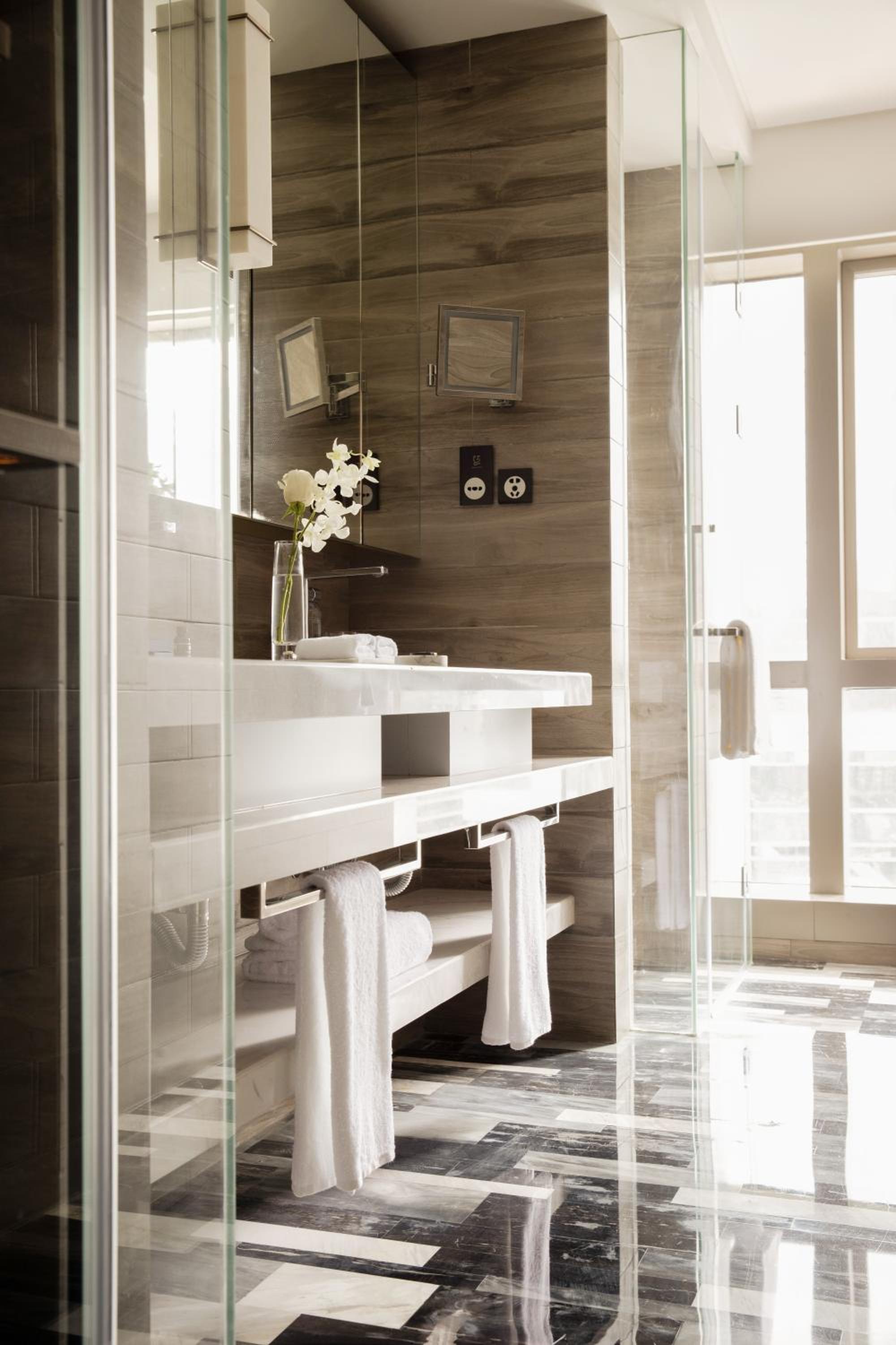 Three-Bedroom Residence Contemporary thumbnail 6