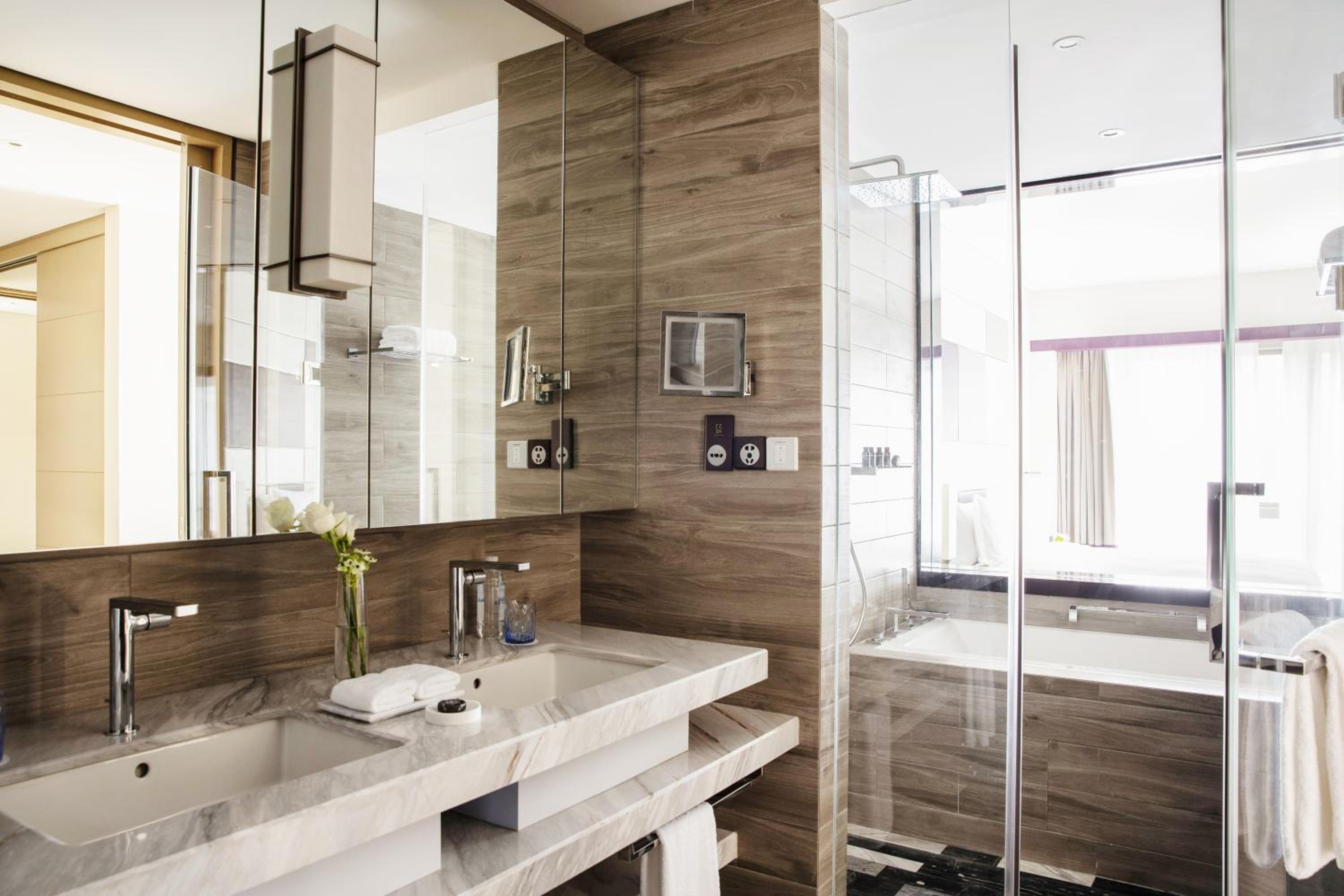 Two Bedroom Deluxe Residence Contemporary - Photo 2