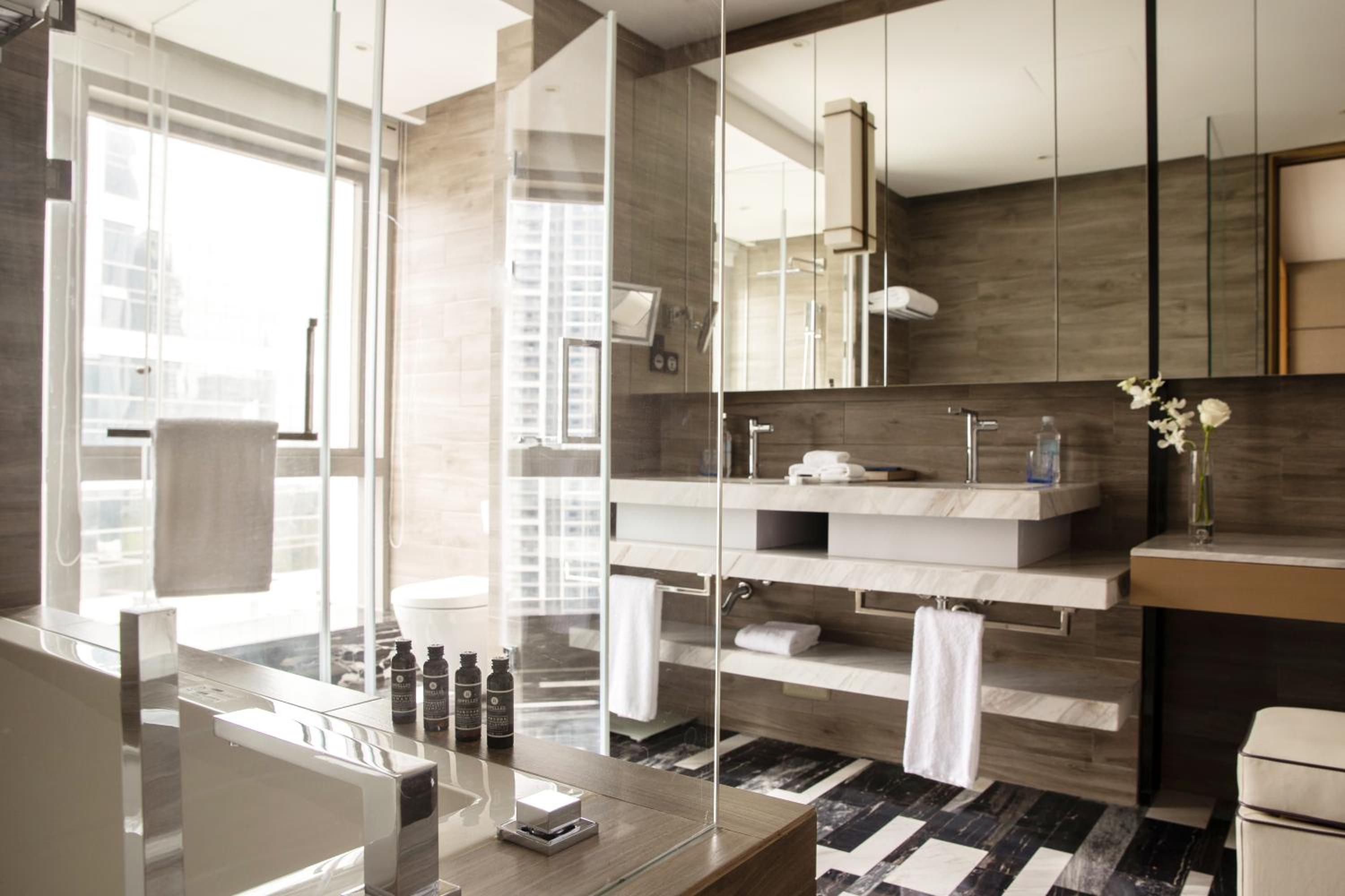 Three-Bedroom Residence Contemporary thumbnail 5