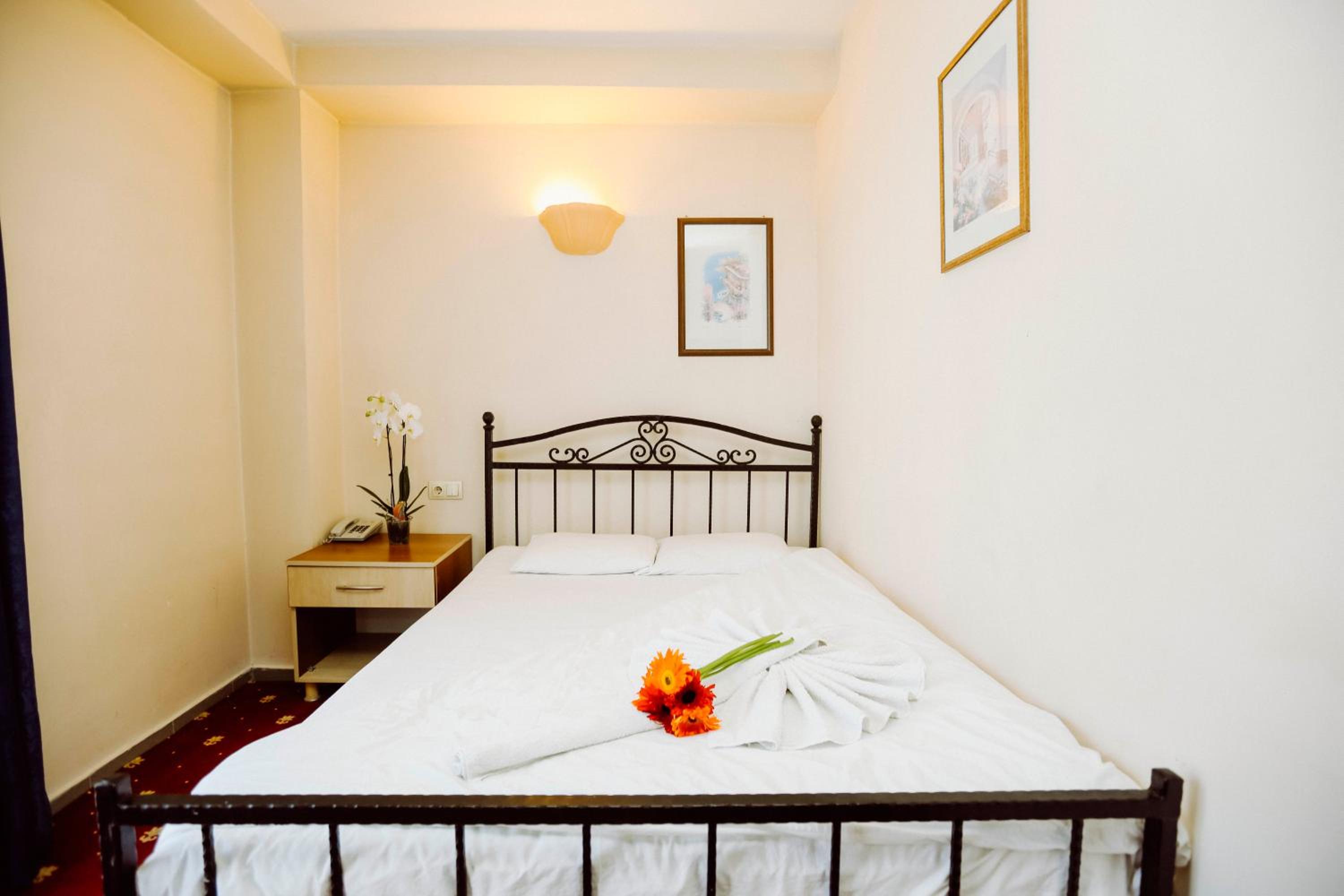 Standard Double or Twin Room - Photo 4