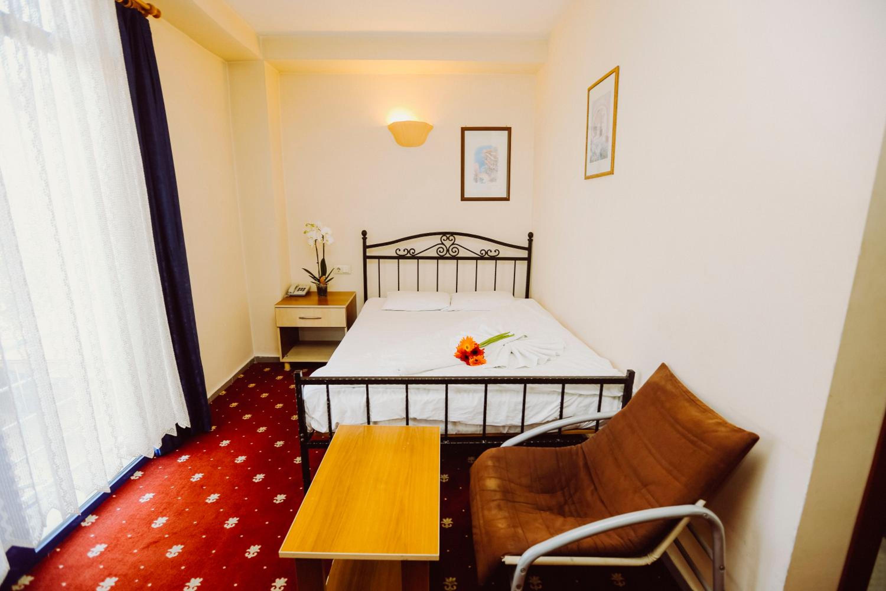 Standard Double or Twin Room - Photo 3