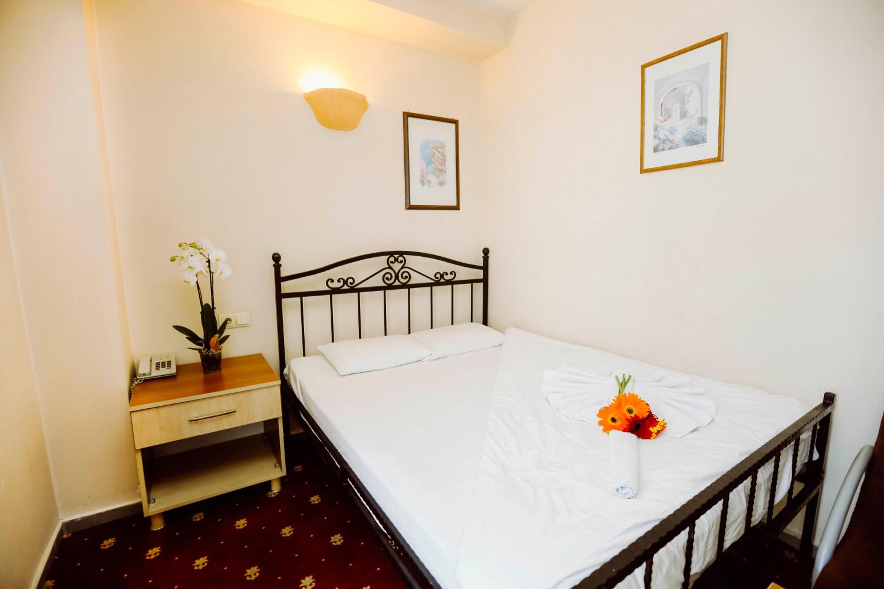 Standard Double or Twin Room - Photo 15