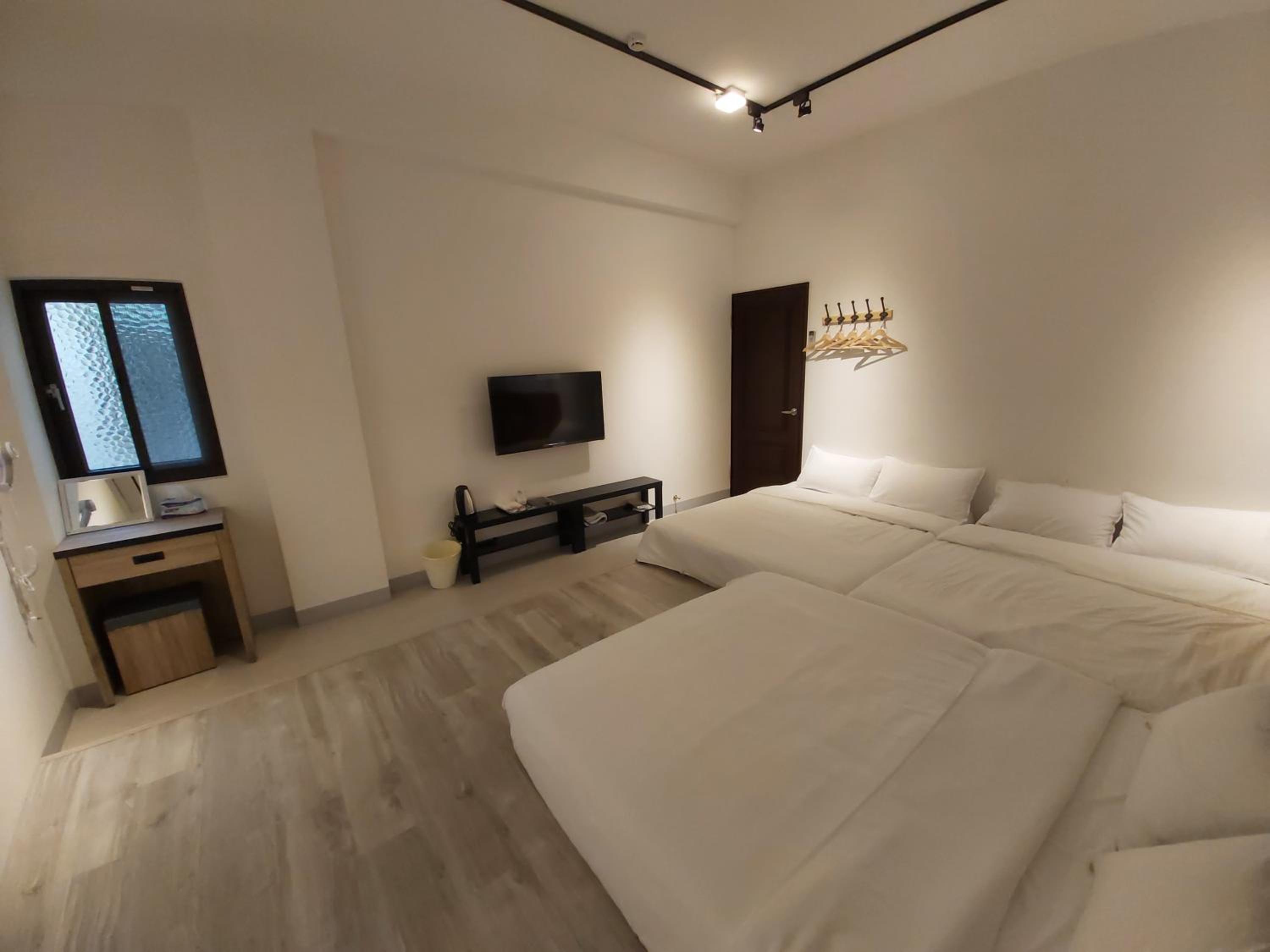 Family Room with Private Bathroom photo 2