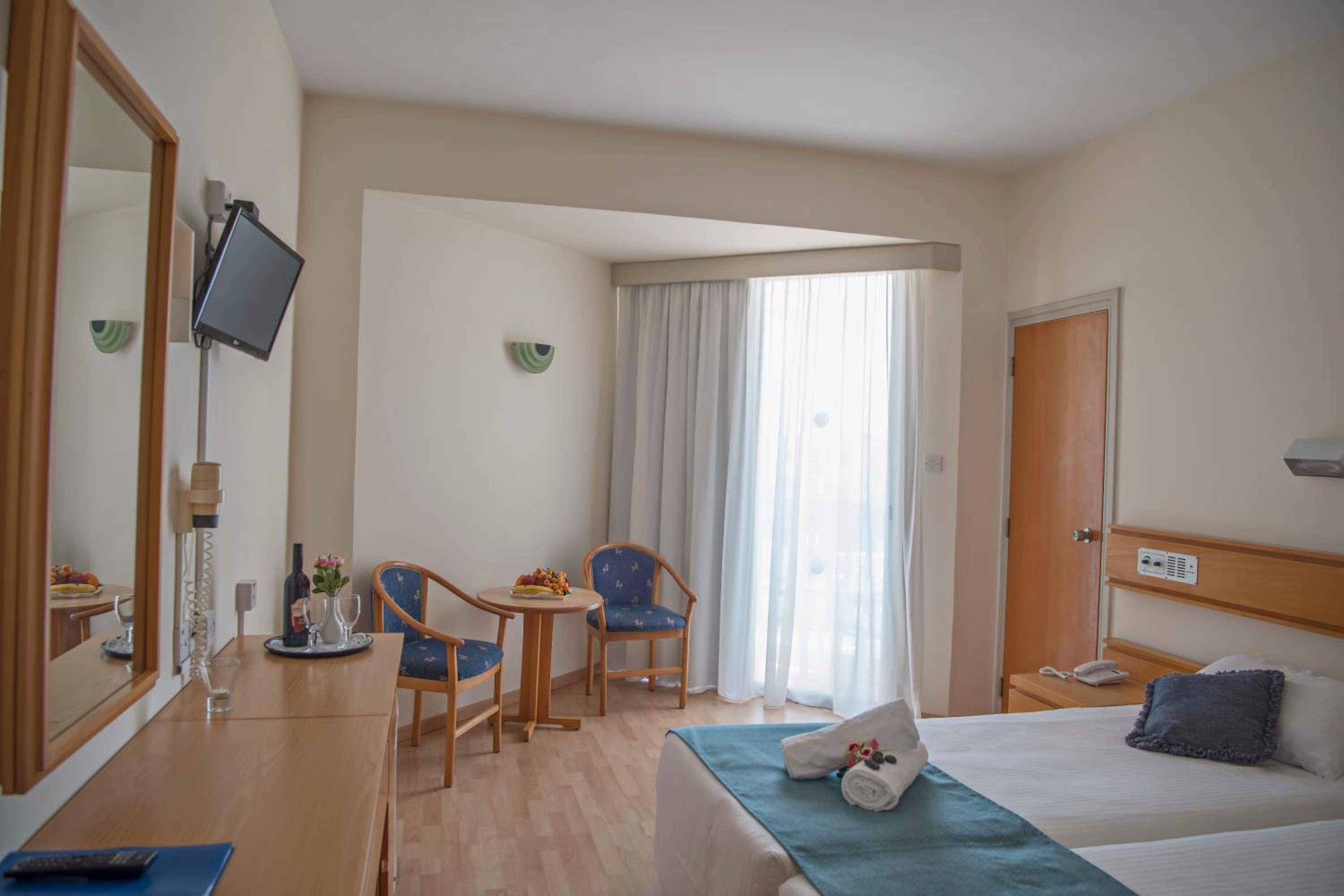 Standard Twin Room with Pool View - Photo 8