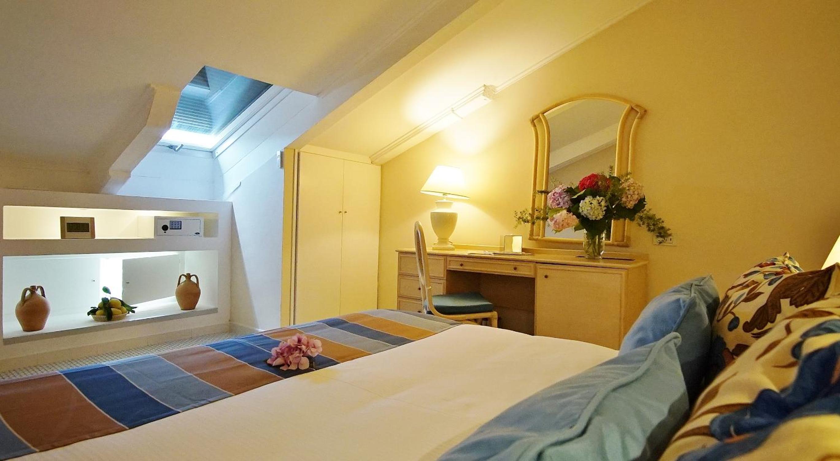 DeLuxe Double Room with skylight window and NO view - Photo 3