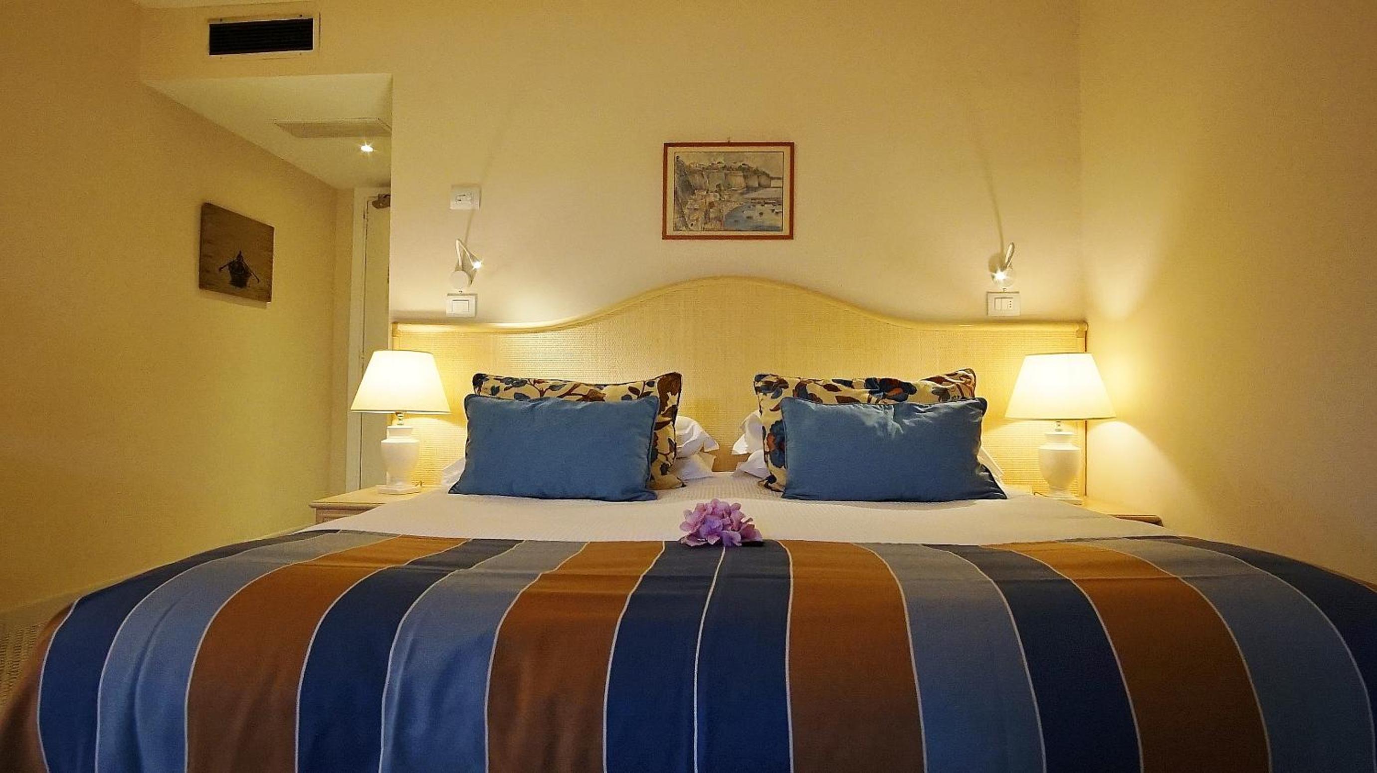 DeLuxe Double Room with skylight window and NO view - Photo 2