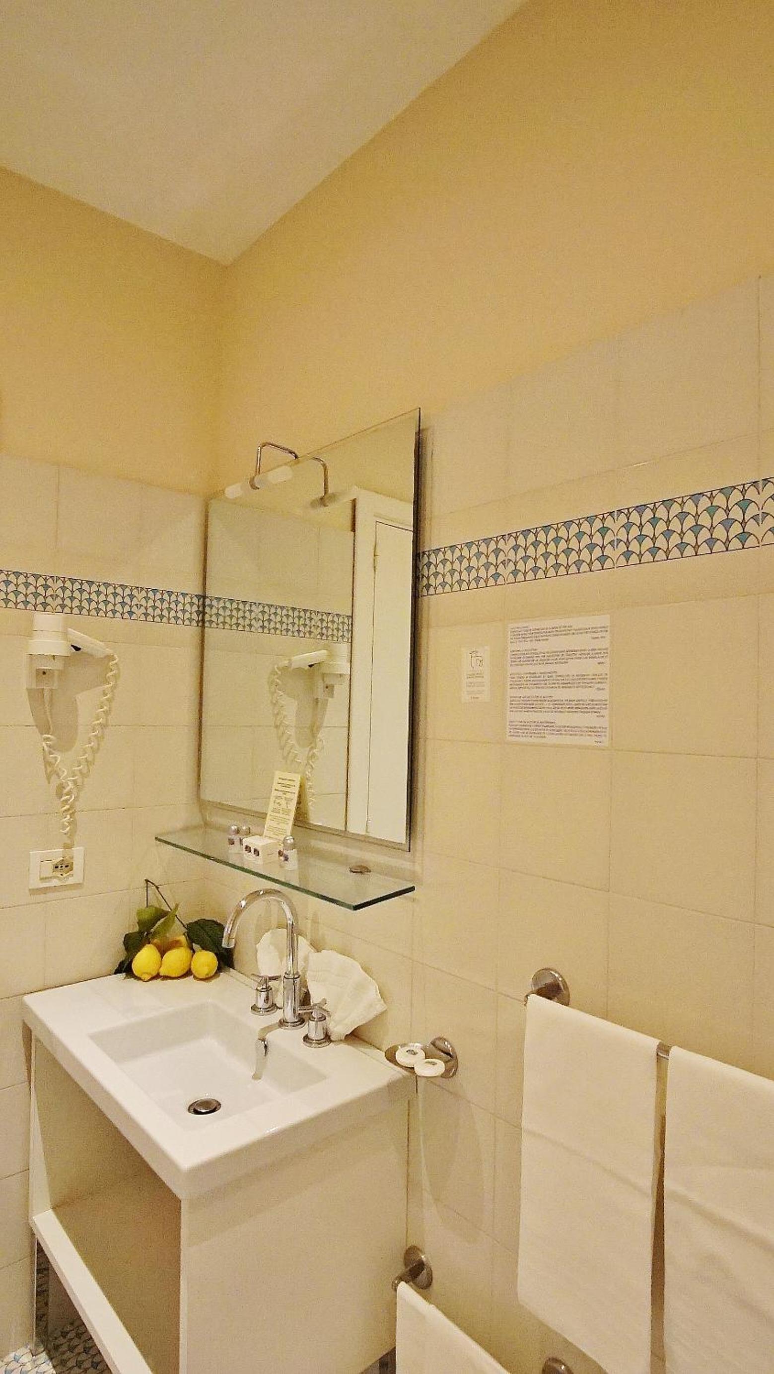 DeLuxe Double Room with skylight window and NO view - Photo 4