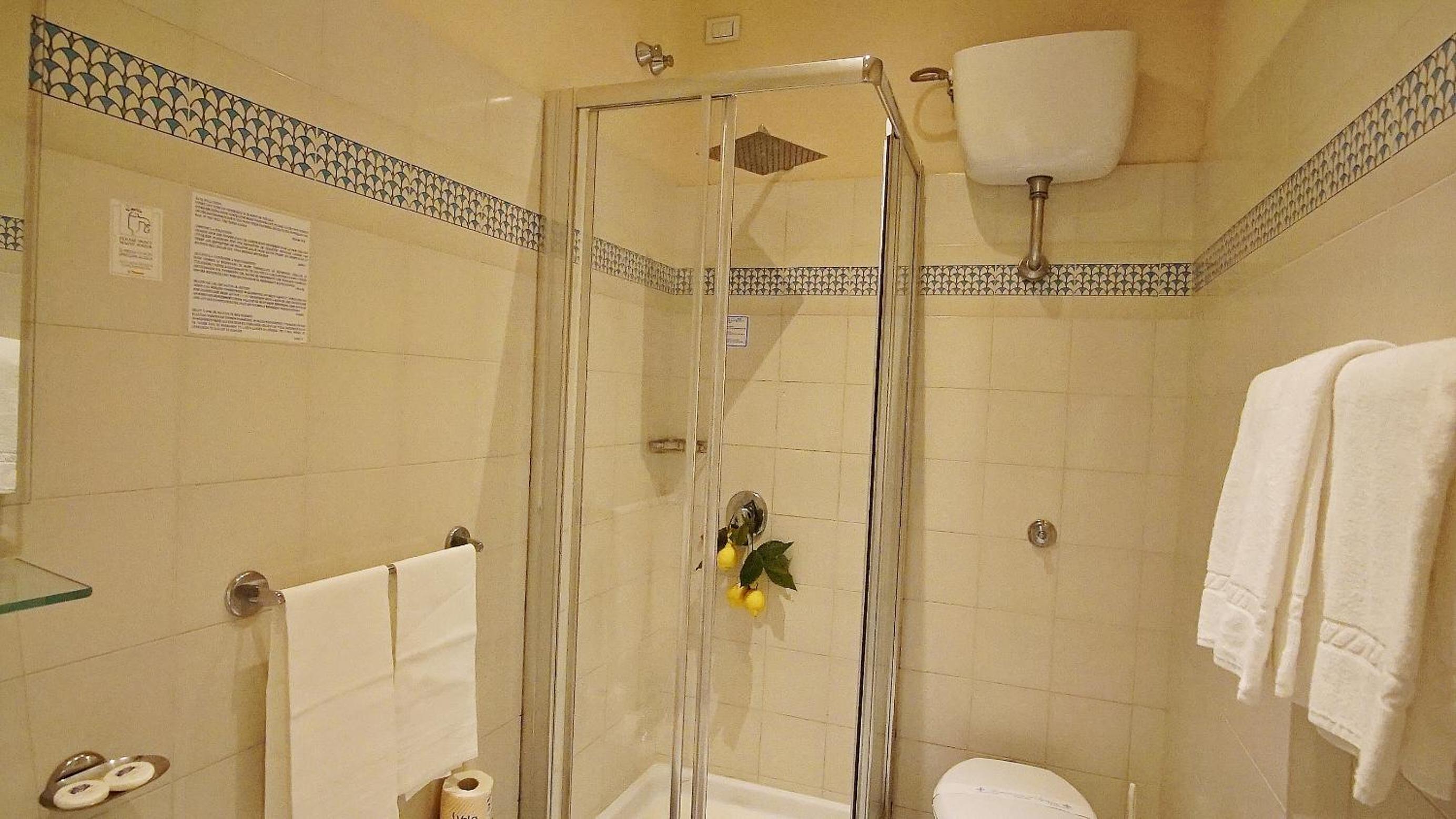 DeLuxe Double Room with skylight window and NO view - Photo 5