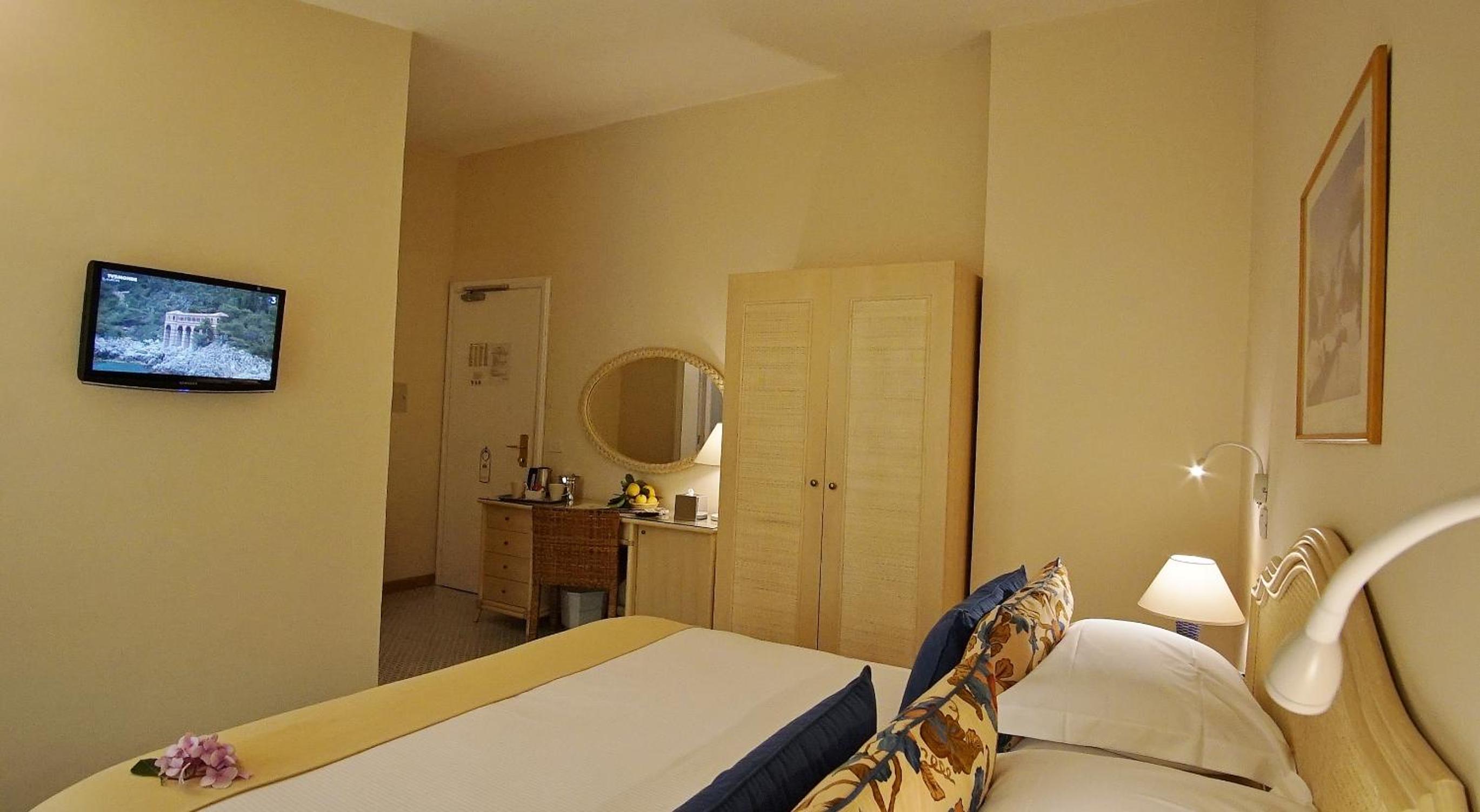 DeLuxe Double with balcony and garden view Annex - Photo 3