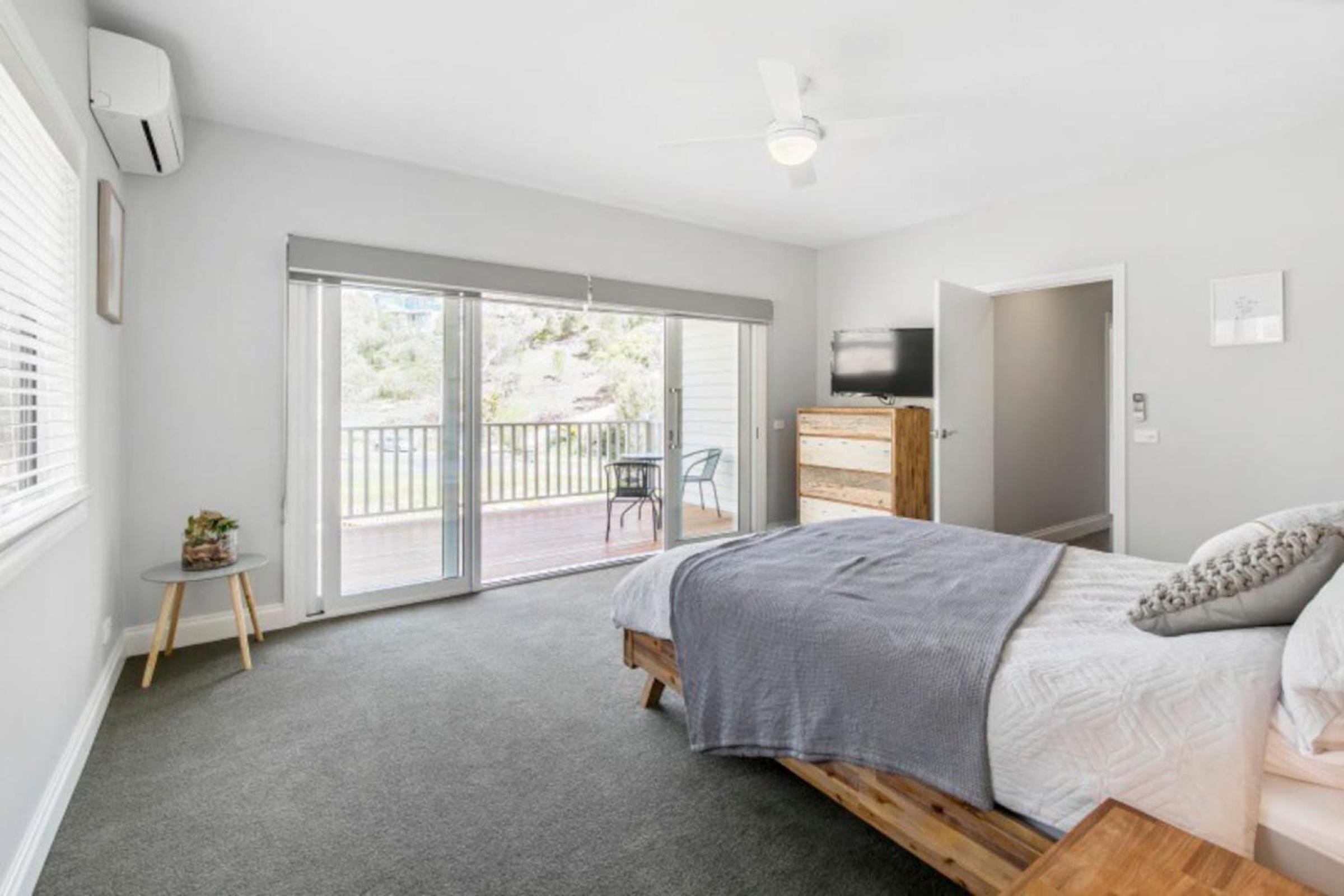 Six-Bedroom House photo 3