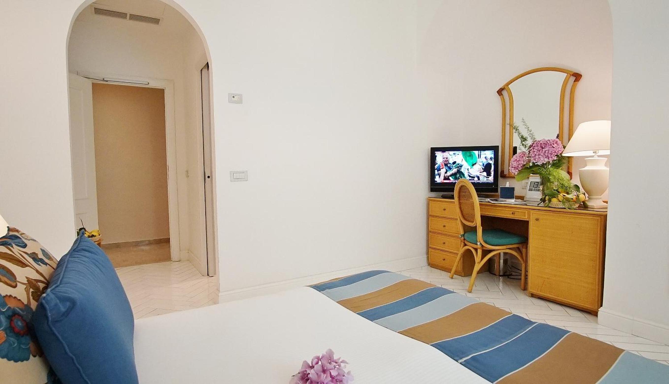 Standard Double with partial sea/sunset view (NO balcony) - Photo 2