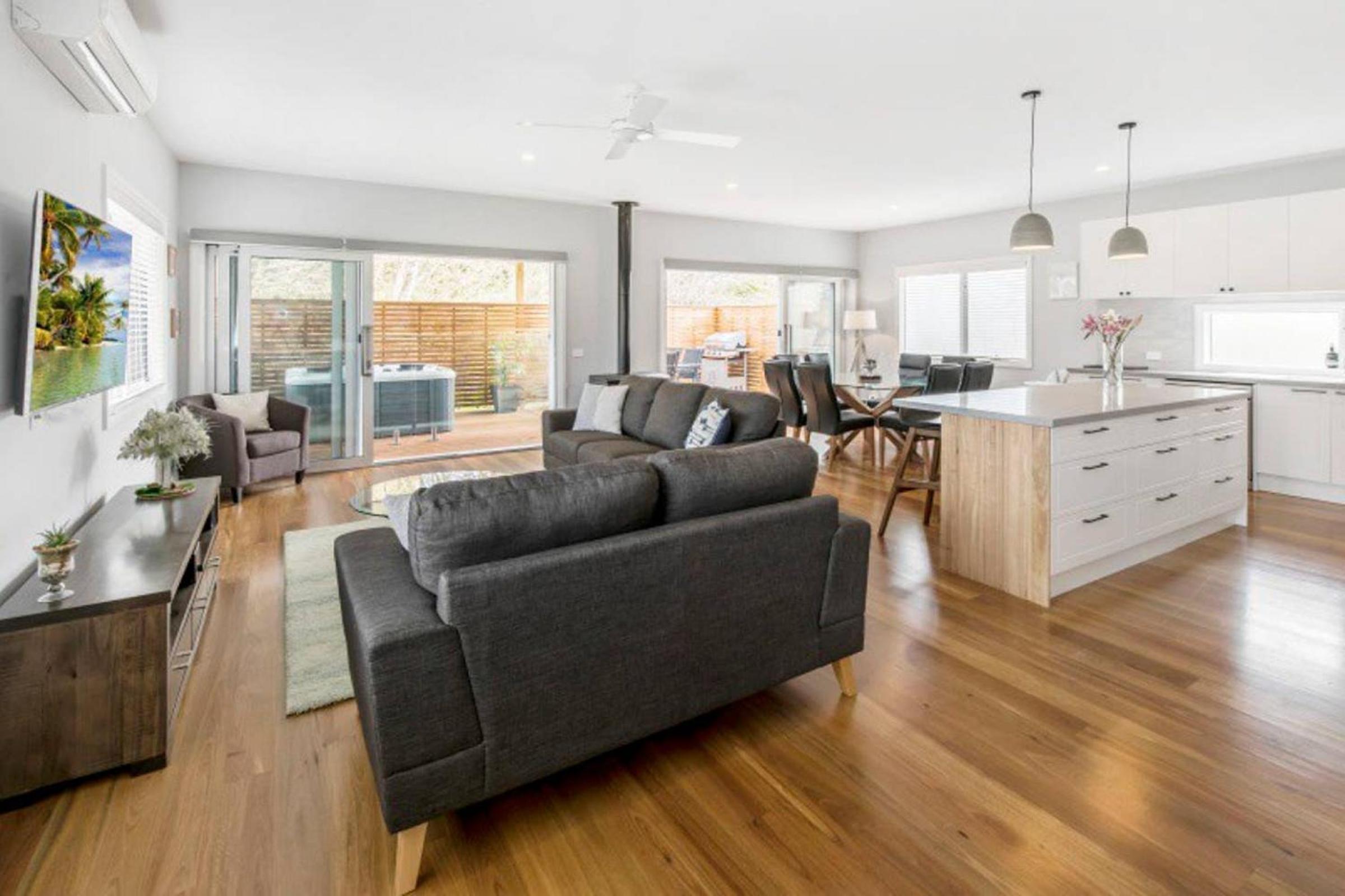 Six-Bedroom House photo 1