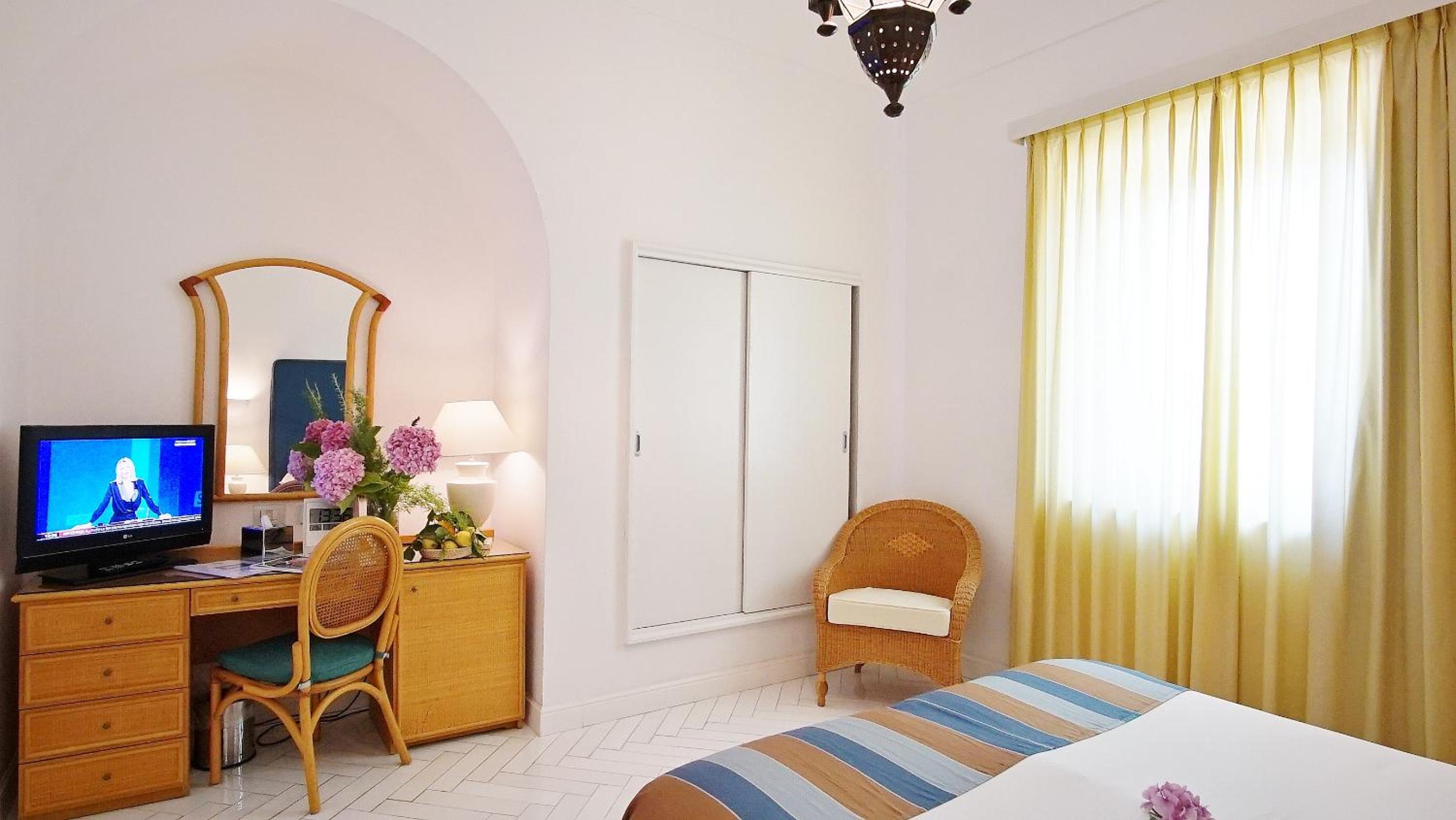 Standard Double with partial sea/sunset view (NO balcony) - Photo 6