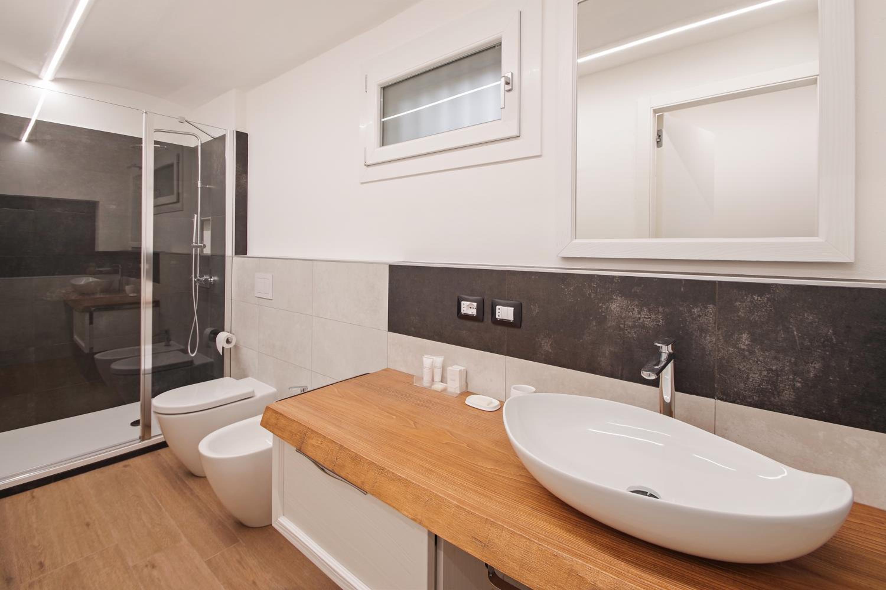 Suite with Spa Bath - Photo 6