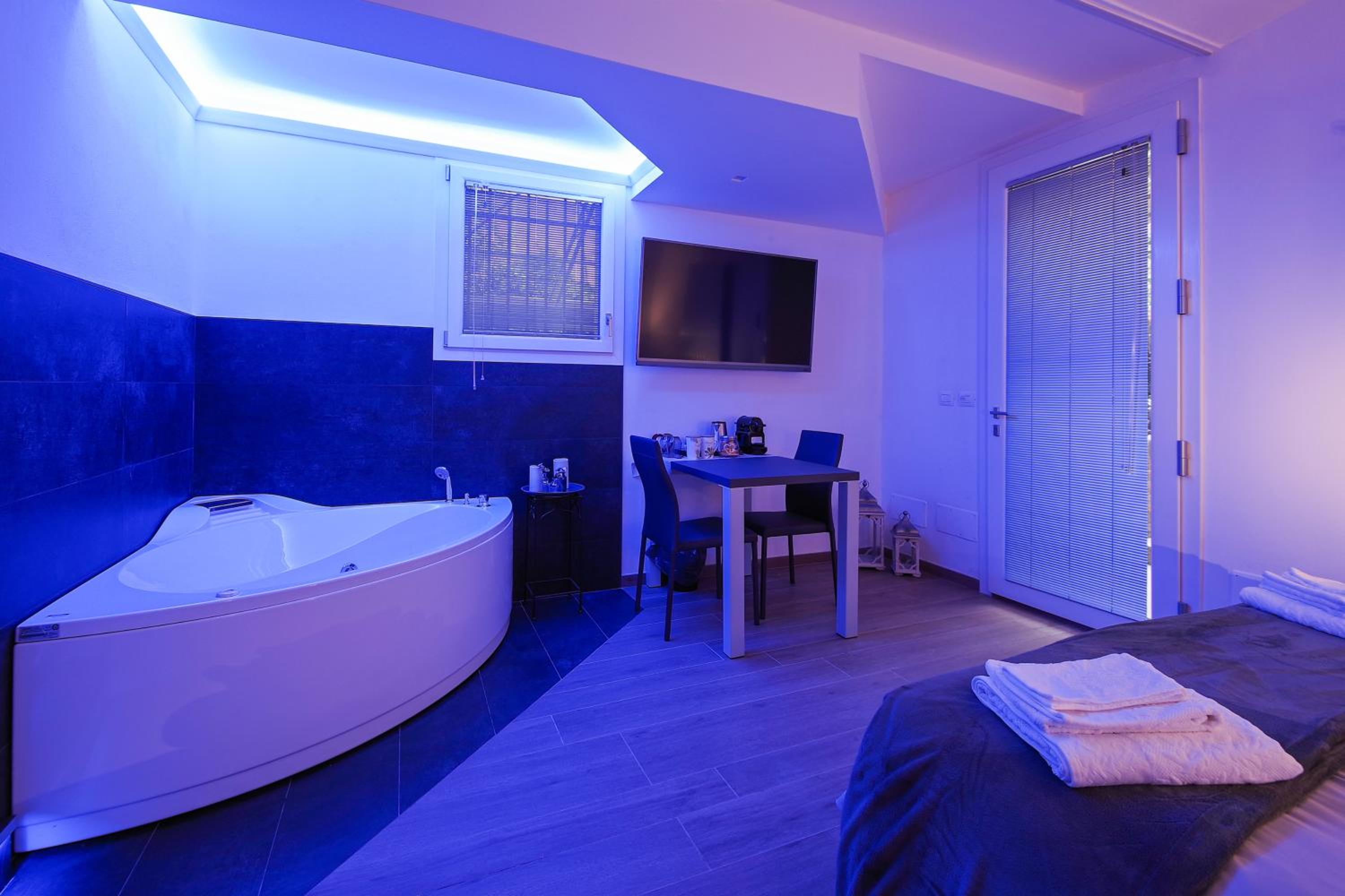 Suite with Spa Bath - Photo 8