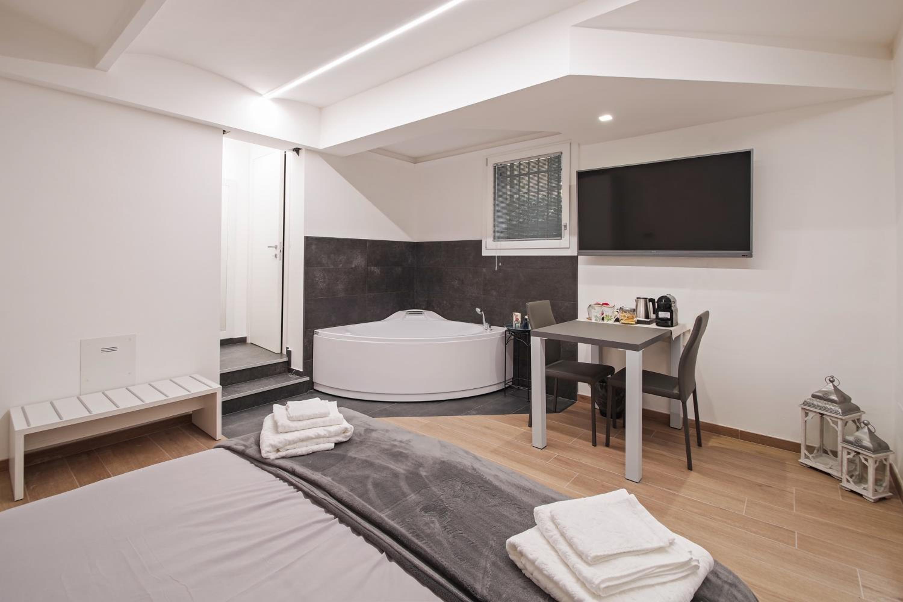 Suite with Spa Bath - Photo 4