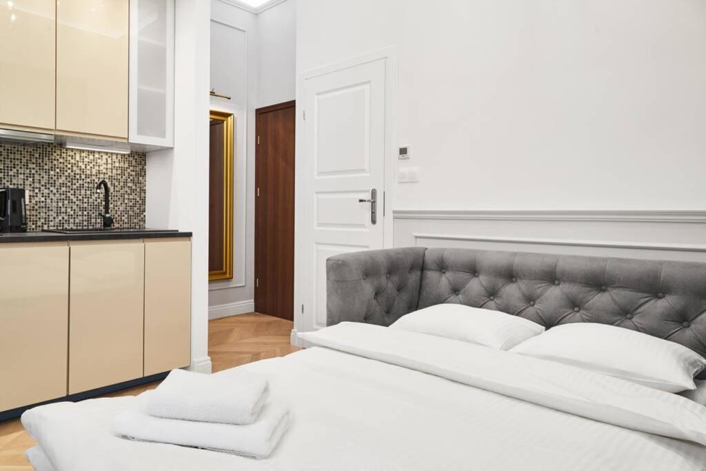 One-Bedroom Apartment - Photo 12