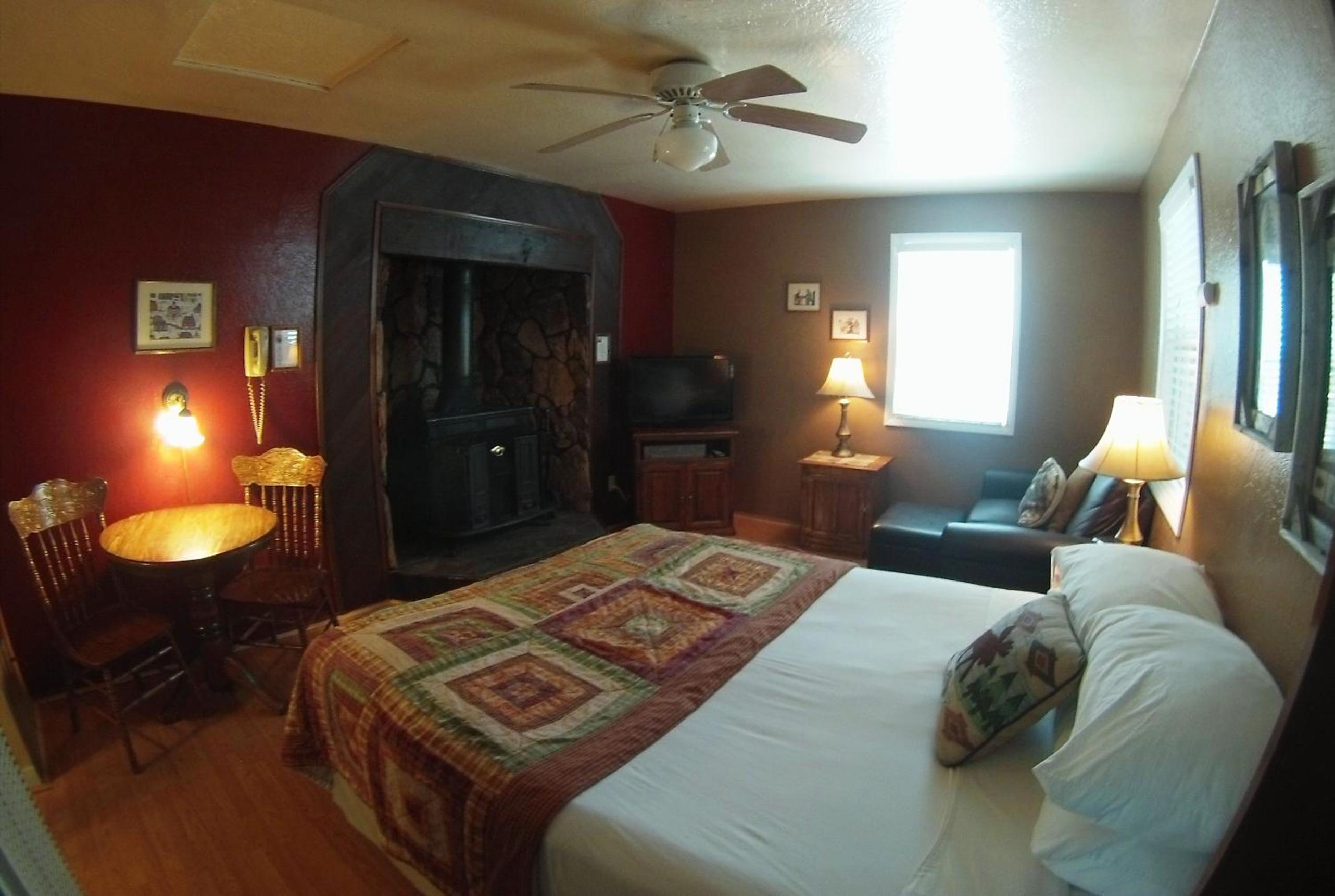Queen Studio with Fireplace - Photo 3