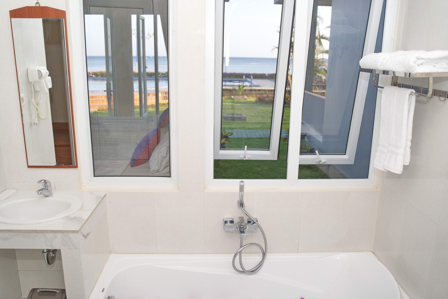 Deluxe Double or Twin Room with Sea View - Photo 7