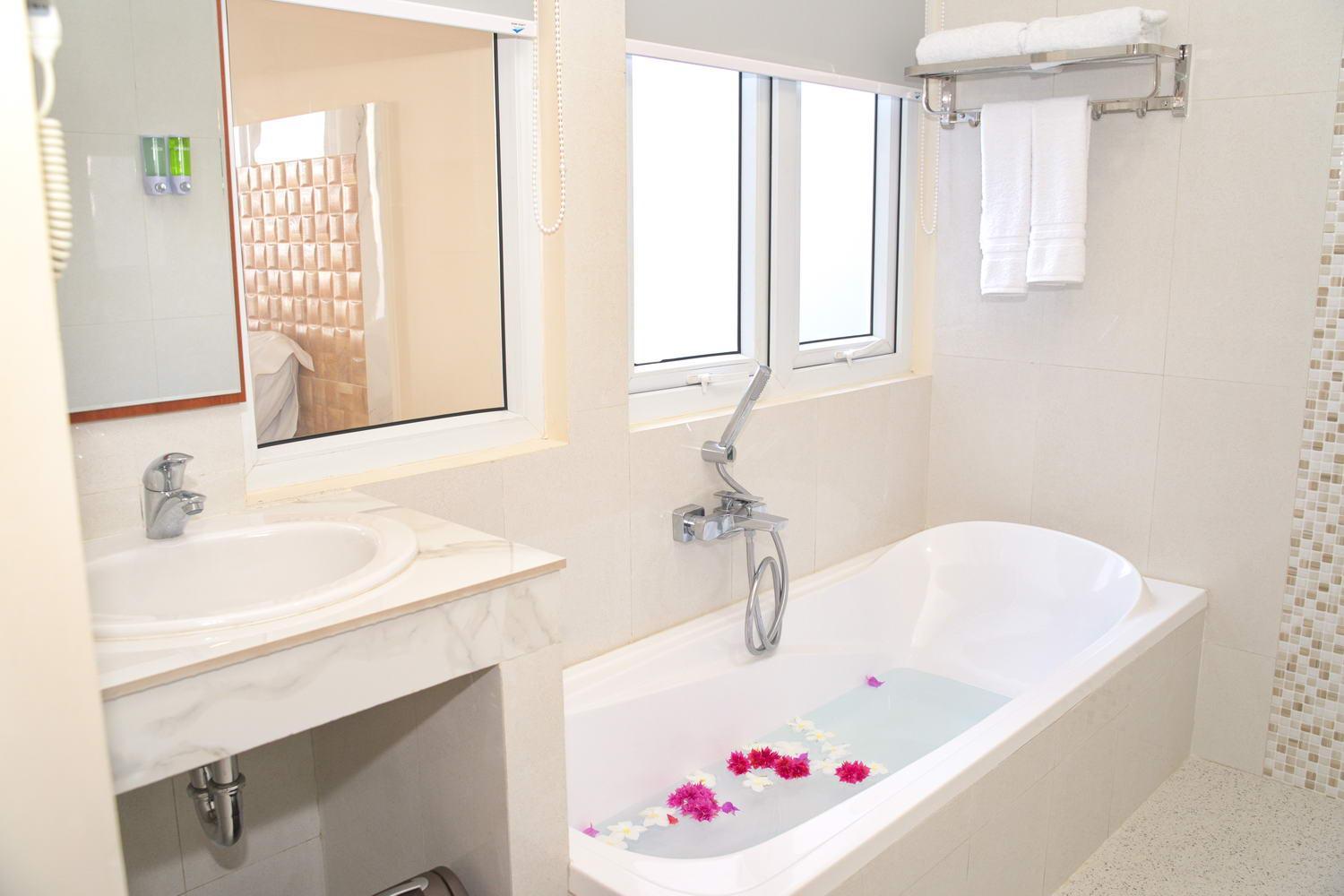 Deluxe Double or Twin Room with Sea View - Photo 6