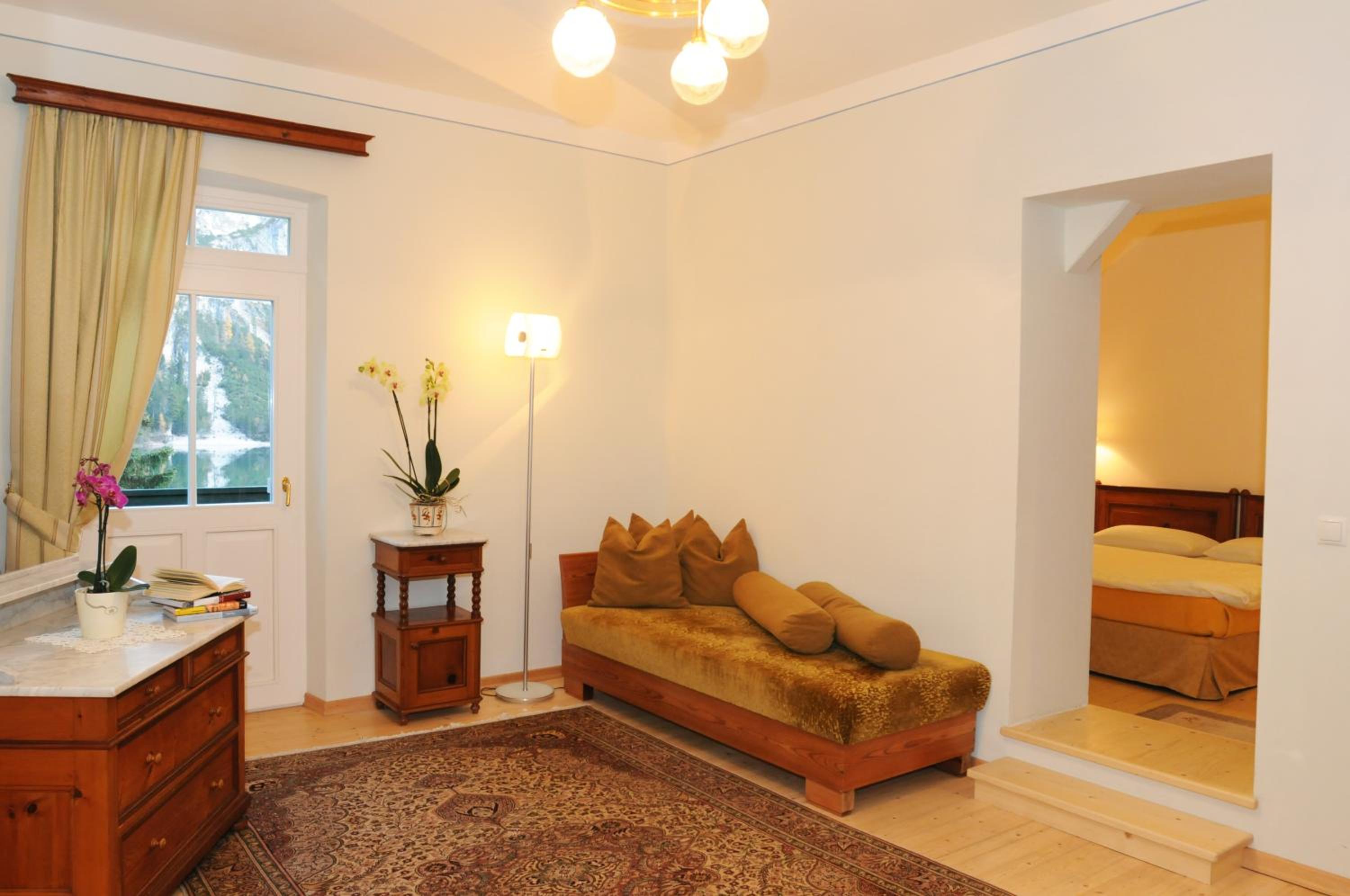 Suite with Lake View - Photo 2