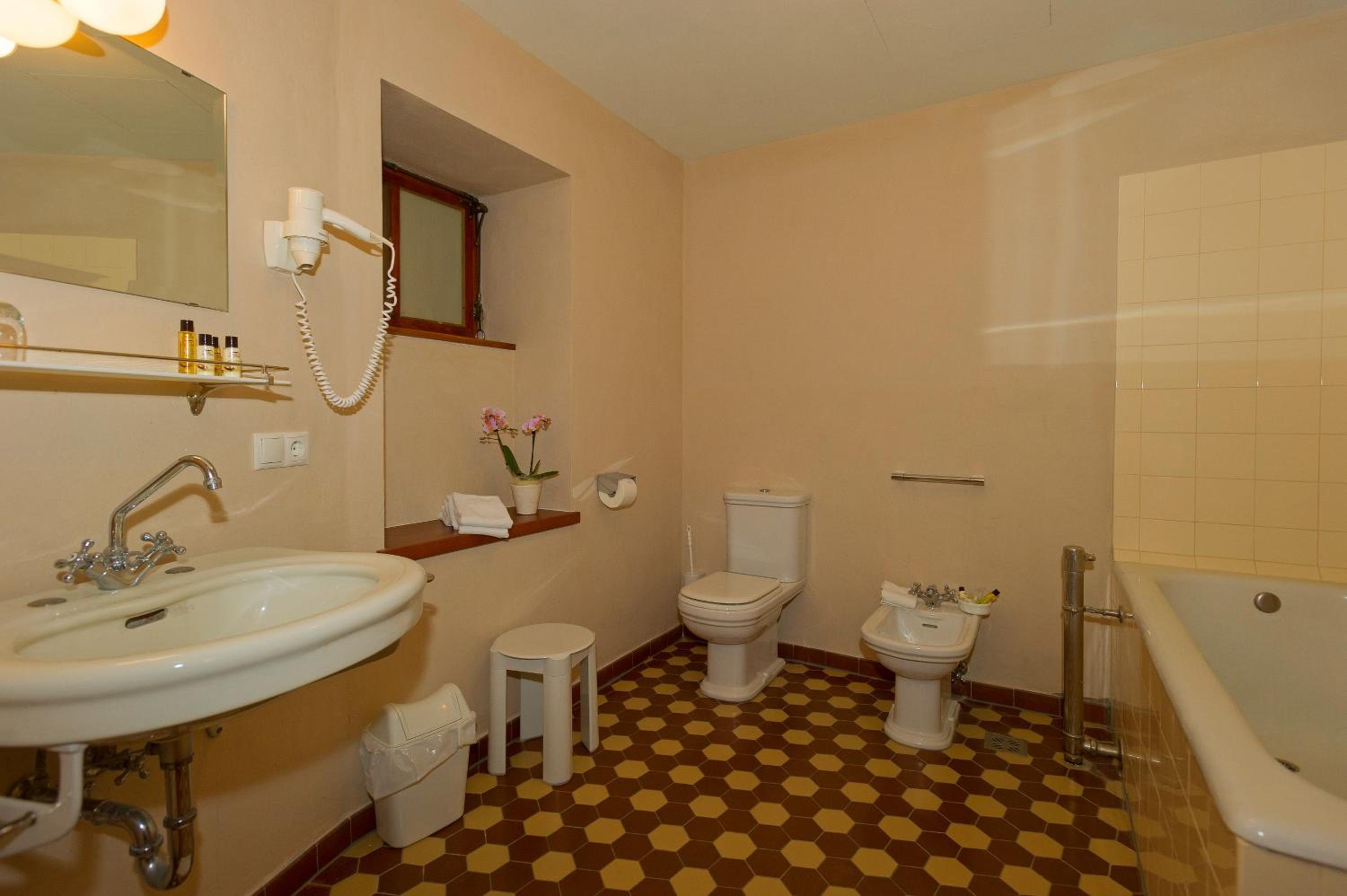 Standard Double Room with Lake View - Photo 2