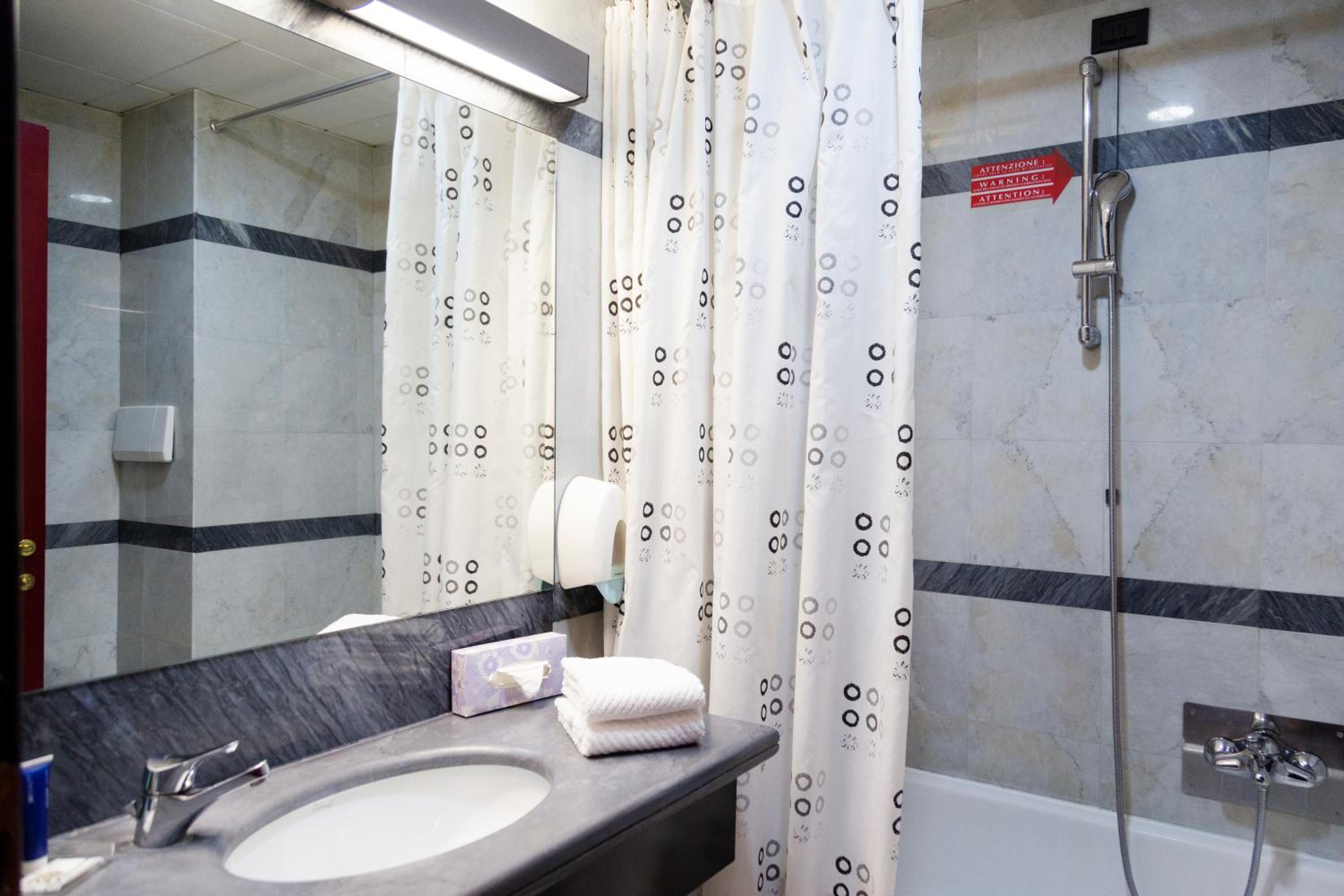 Triple Room - Photo 7