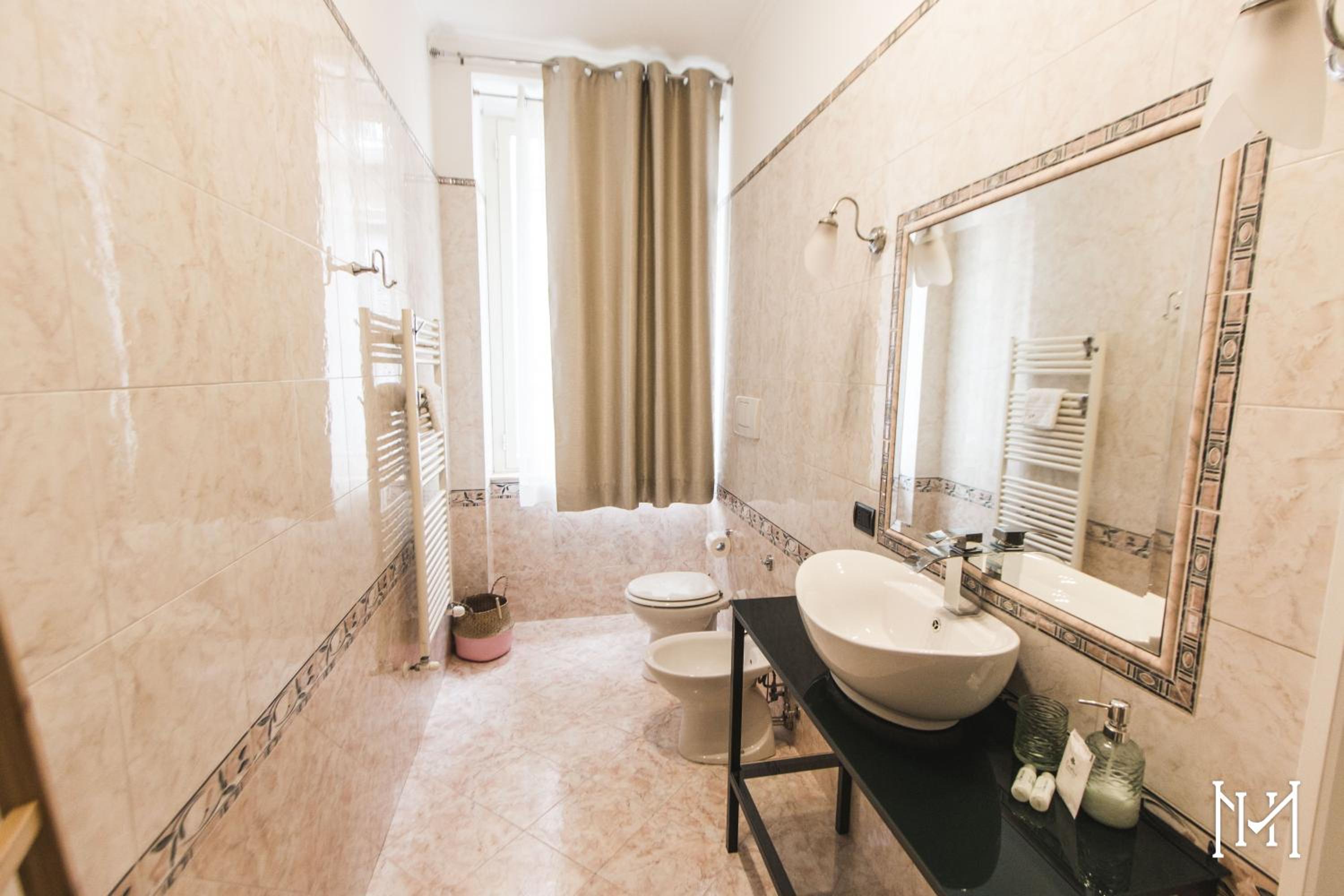 Double Room with Balcony (3 Adults) - Photo 4
