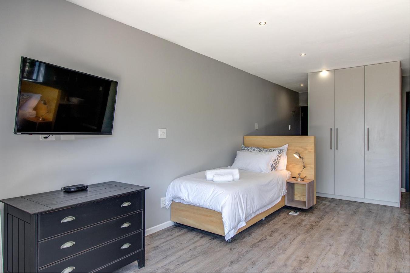 Luxury King Room - Photo 13