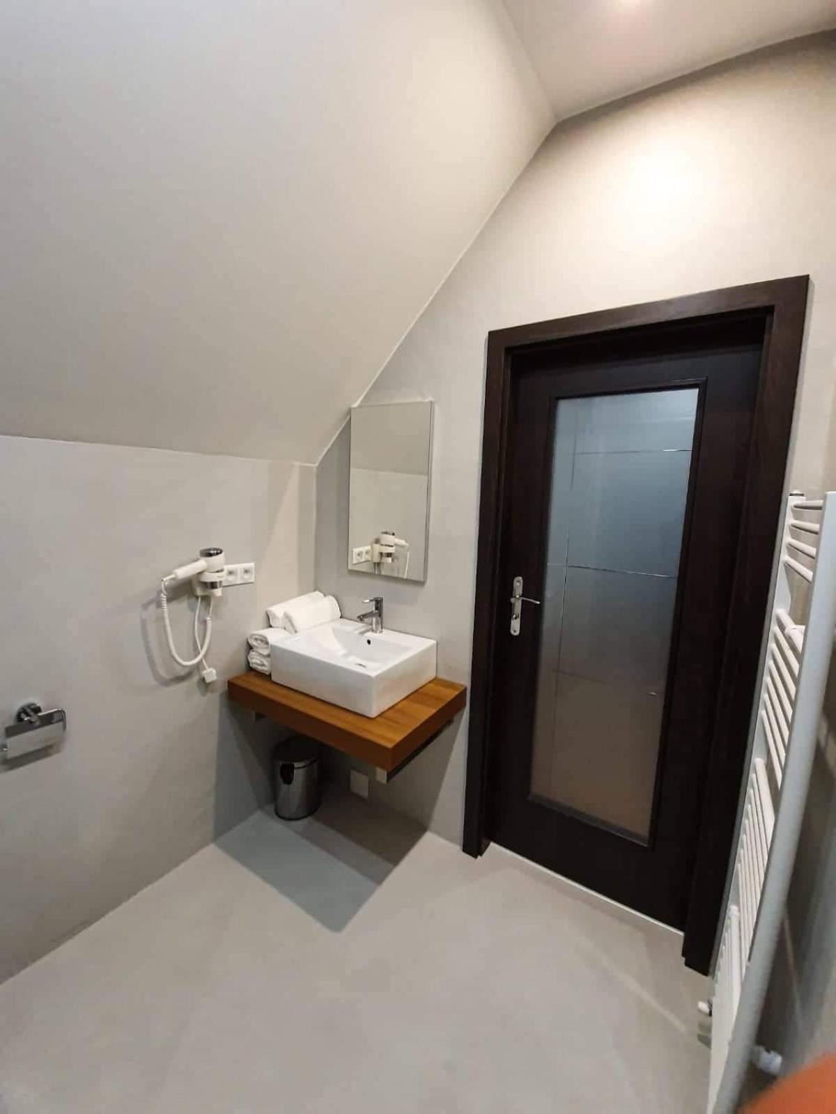 Double Room with Balcony - Photo 13