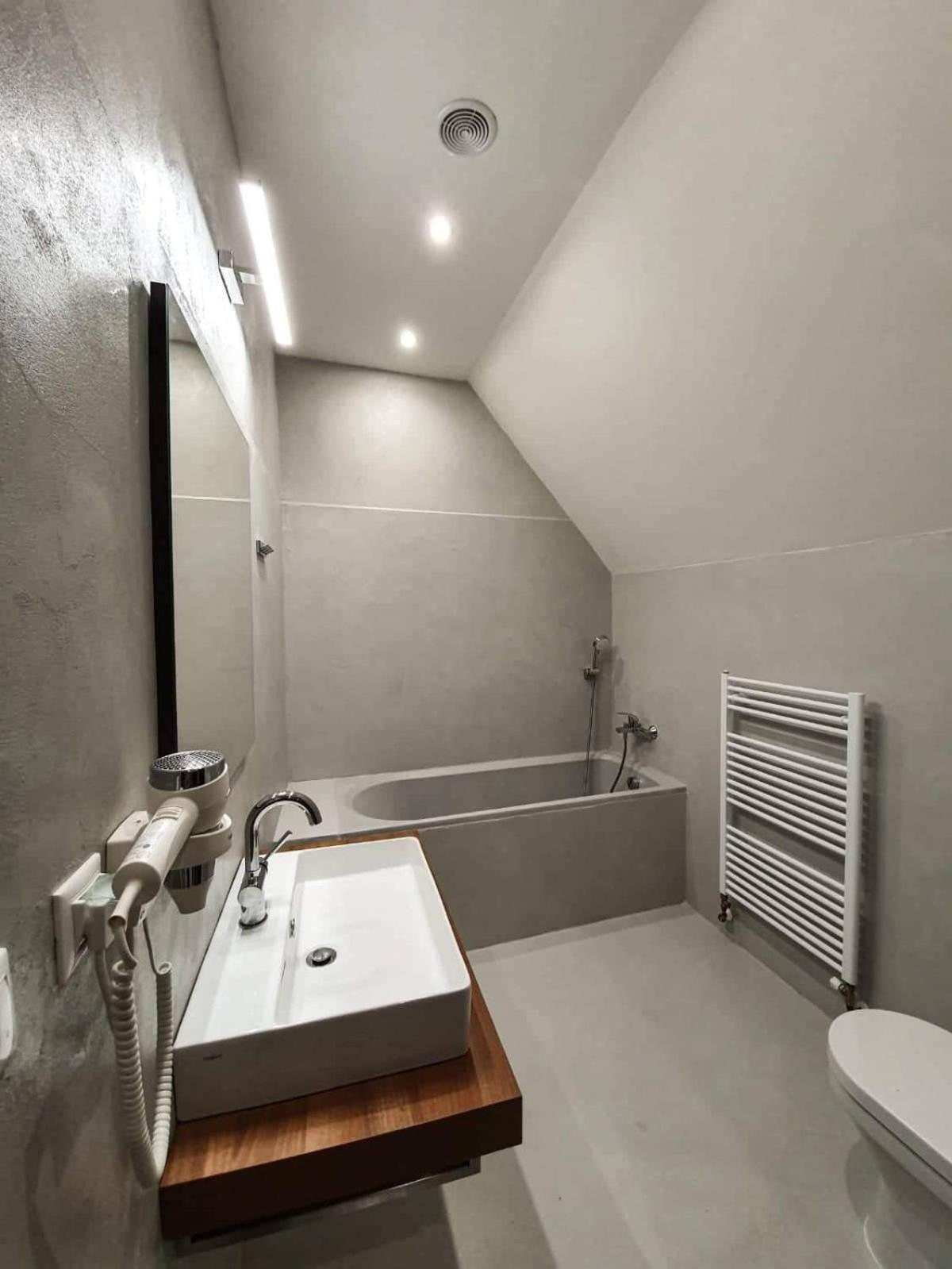 Double Room with Balcony - Photo 12