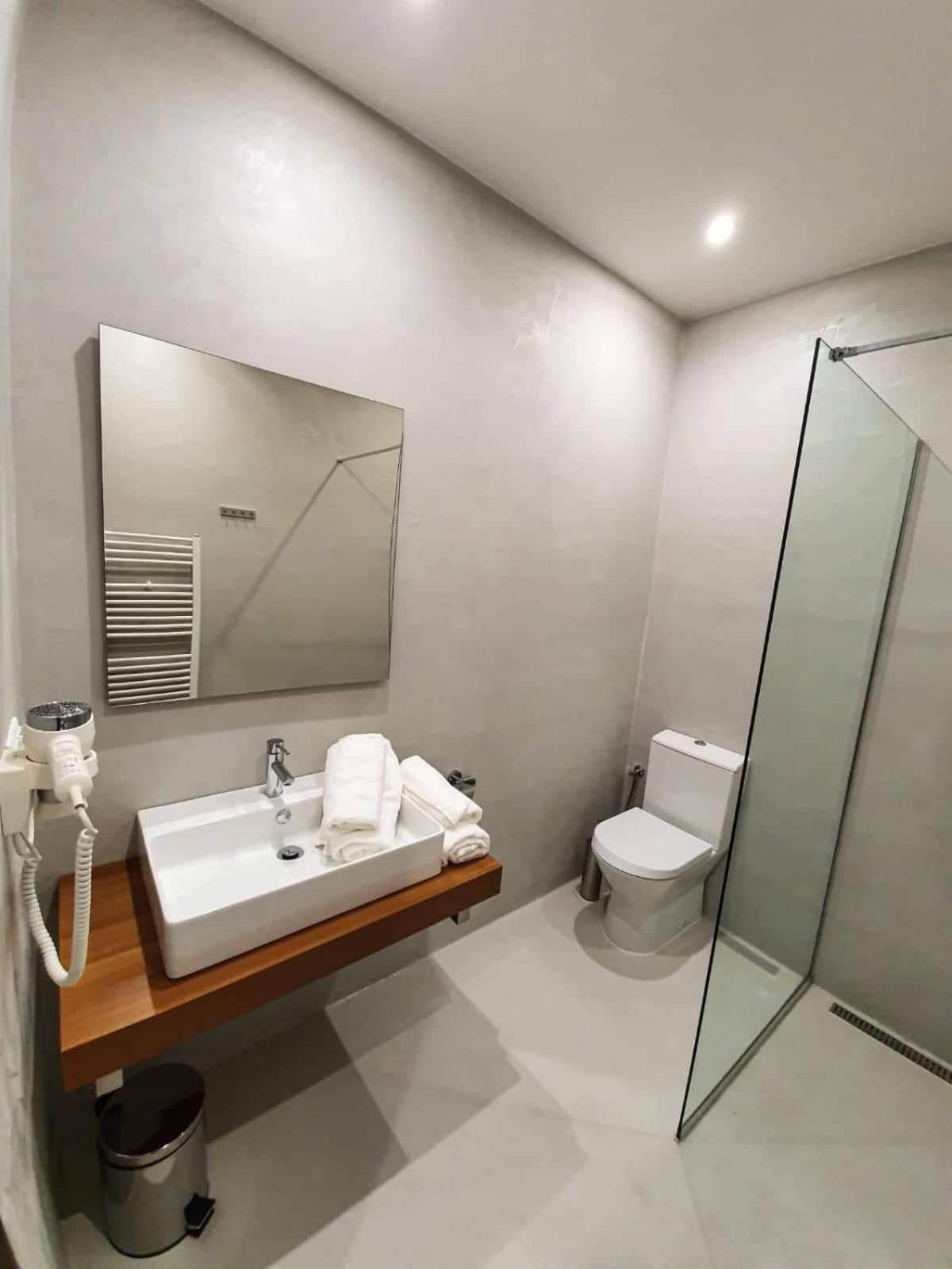 Double Room with Balcony - Photo 10