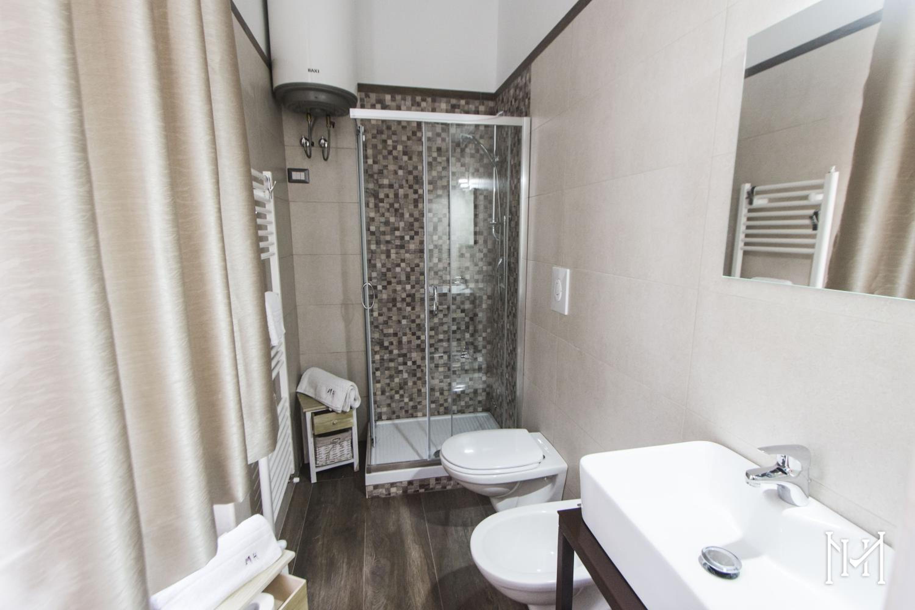 Deluxe Room (2 Adults + 1 Child) - Photo 11