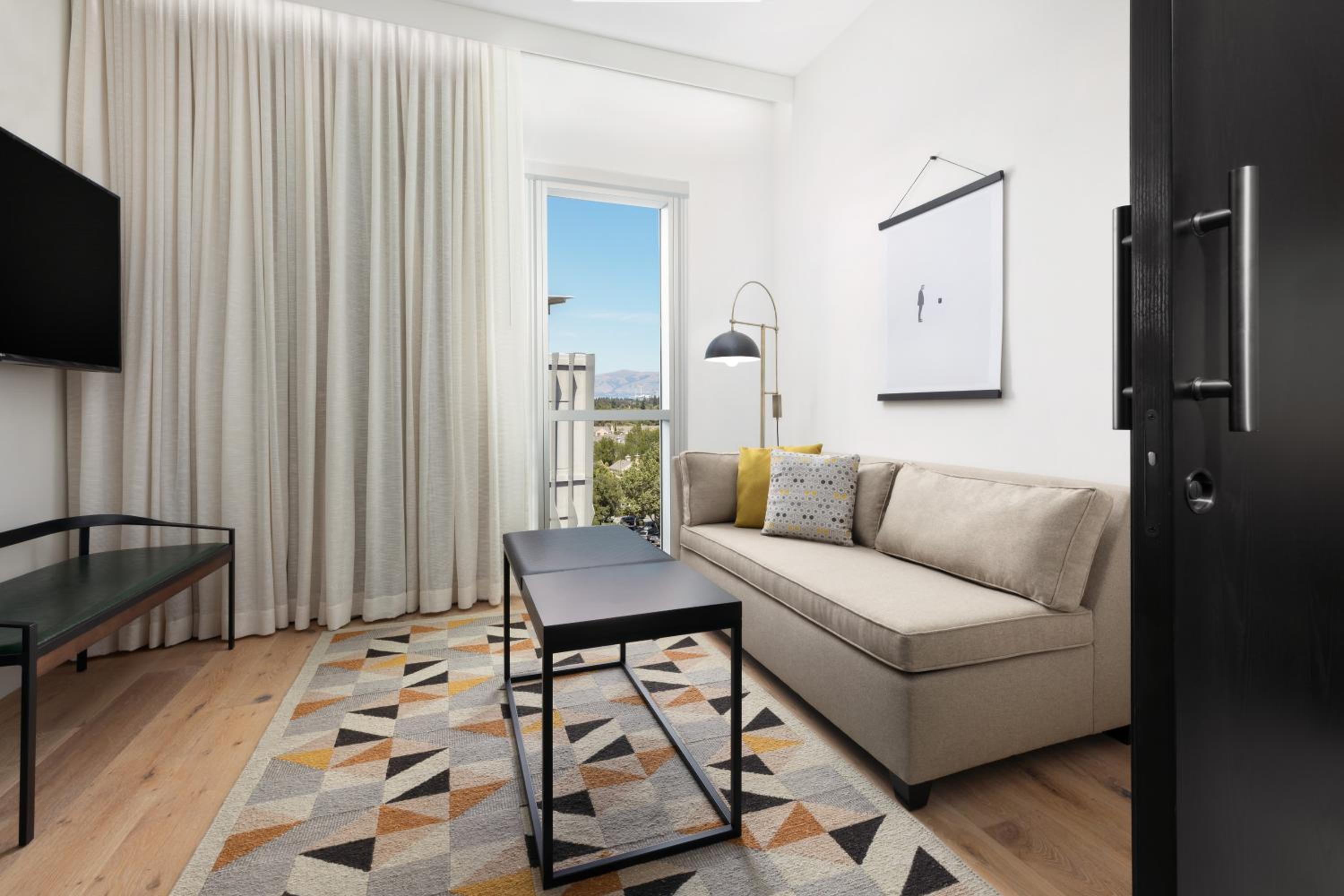 One-Bedroom King Suite - Photo 4