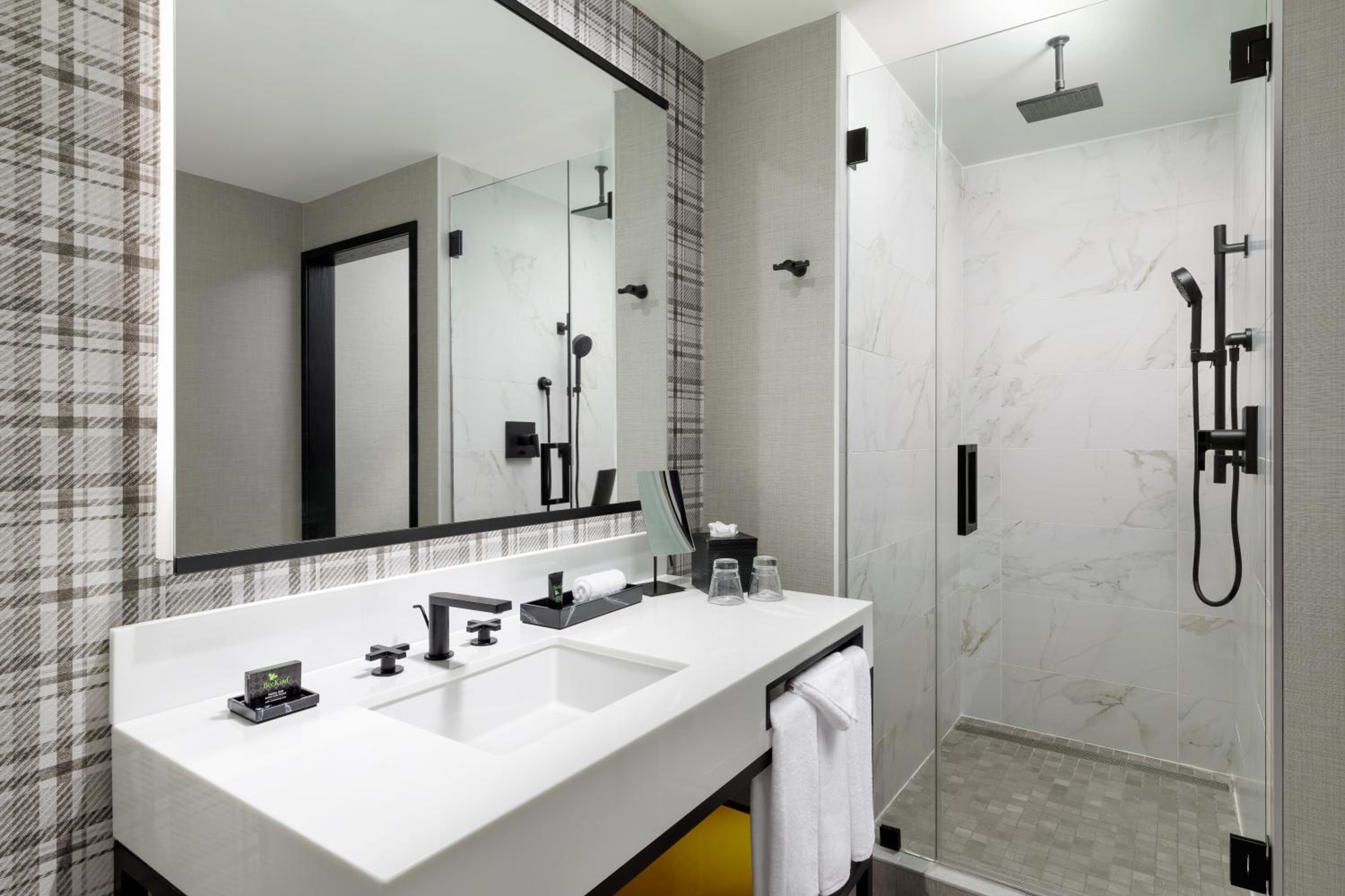 One-Bedroom Queen Suite - Photo 4
