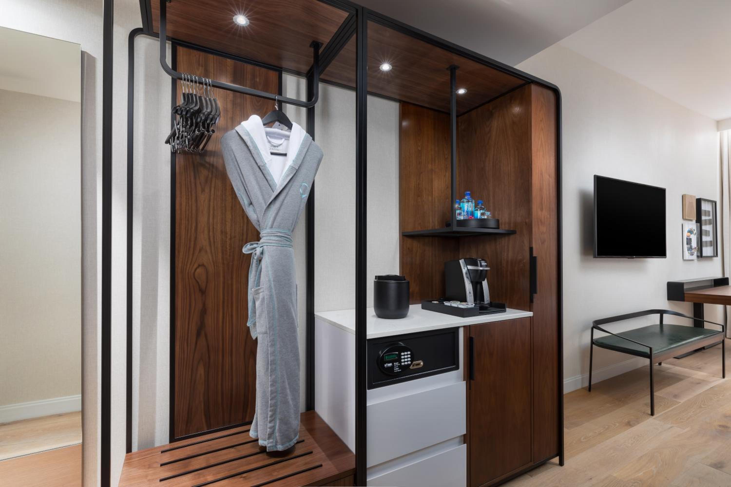 King Room with Accessible Tub - Disability Access - Photo 13