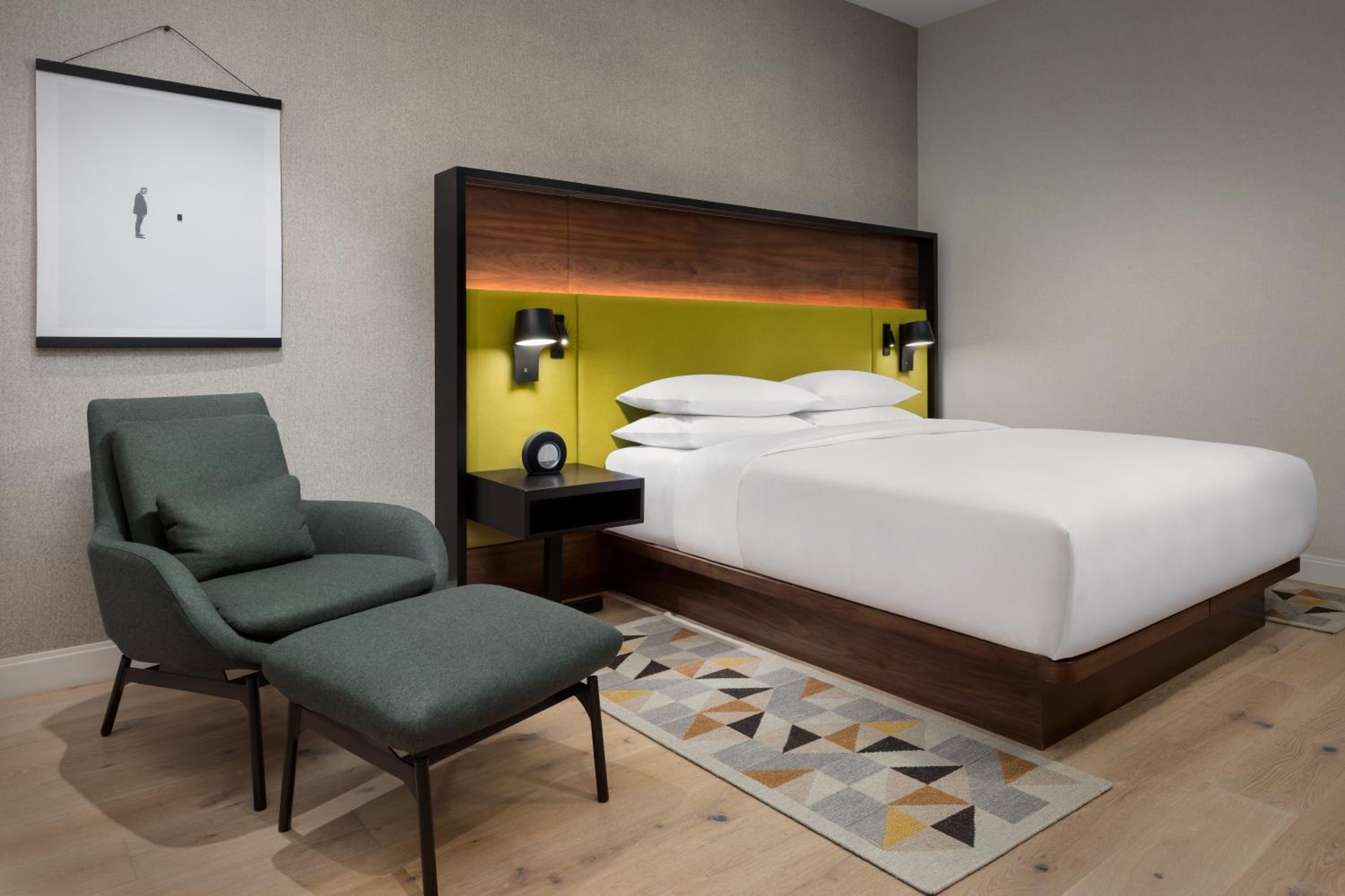 King Room with Accessible Tub - Disability Access - Photo 7