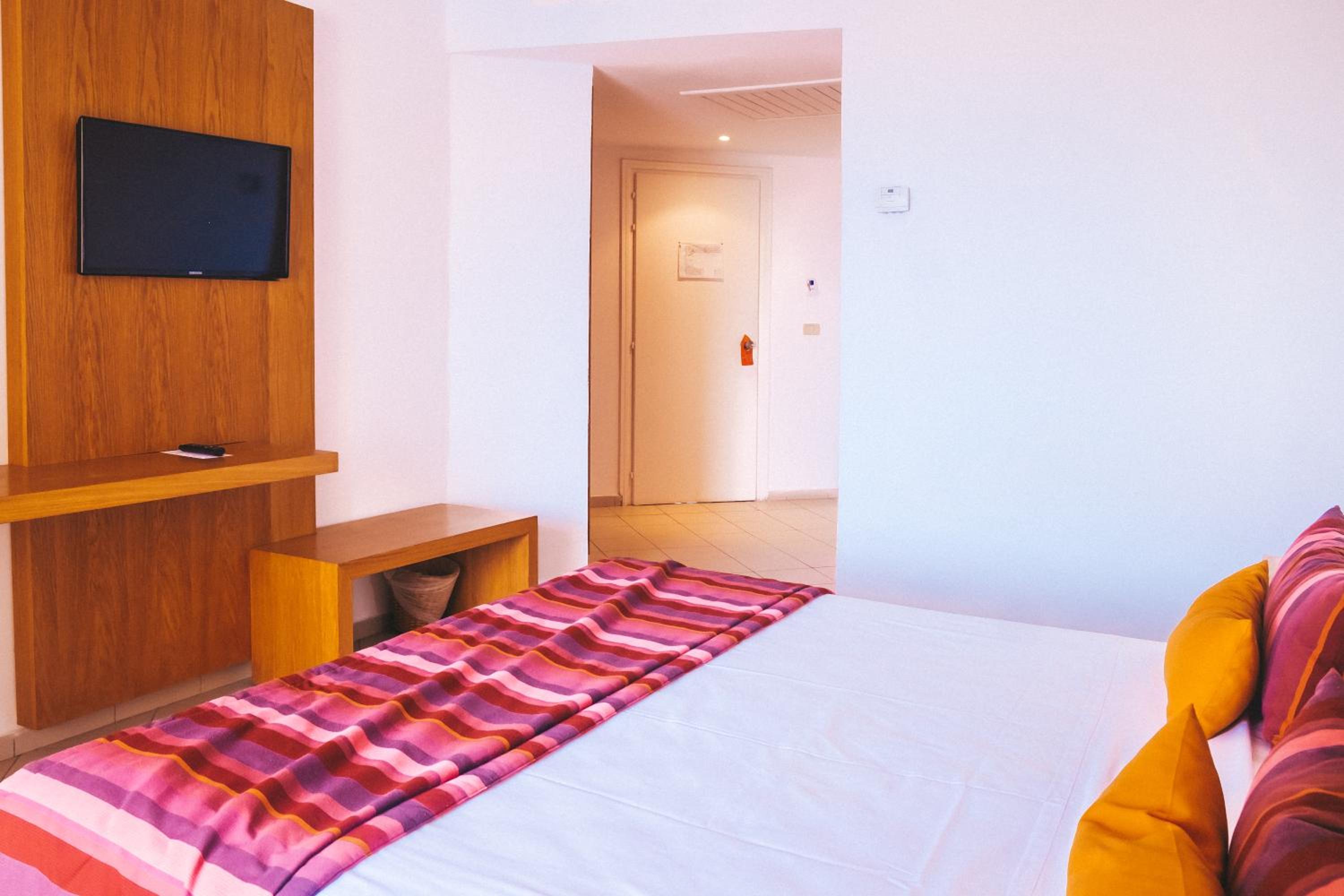 Standard Double or Twin Room - Photo 9
