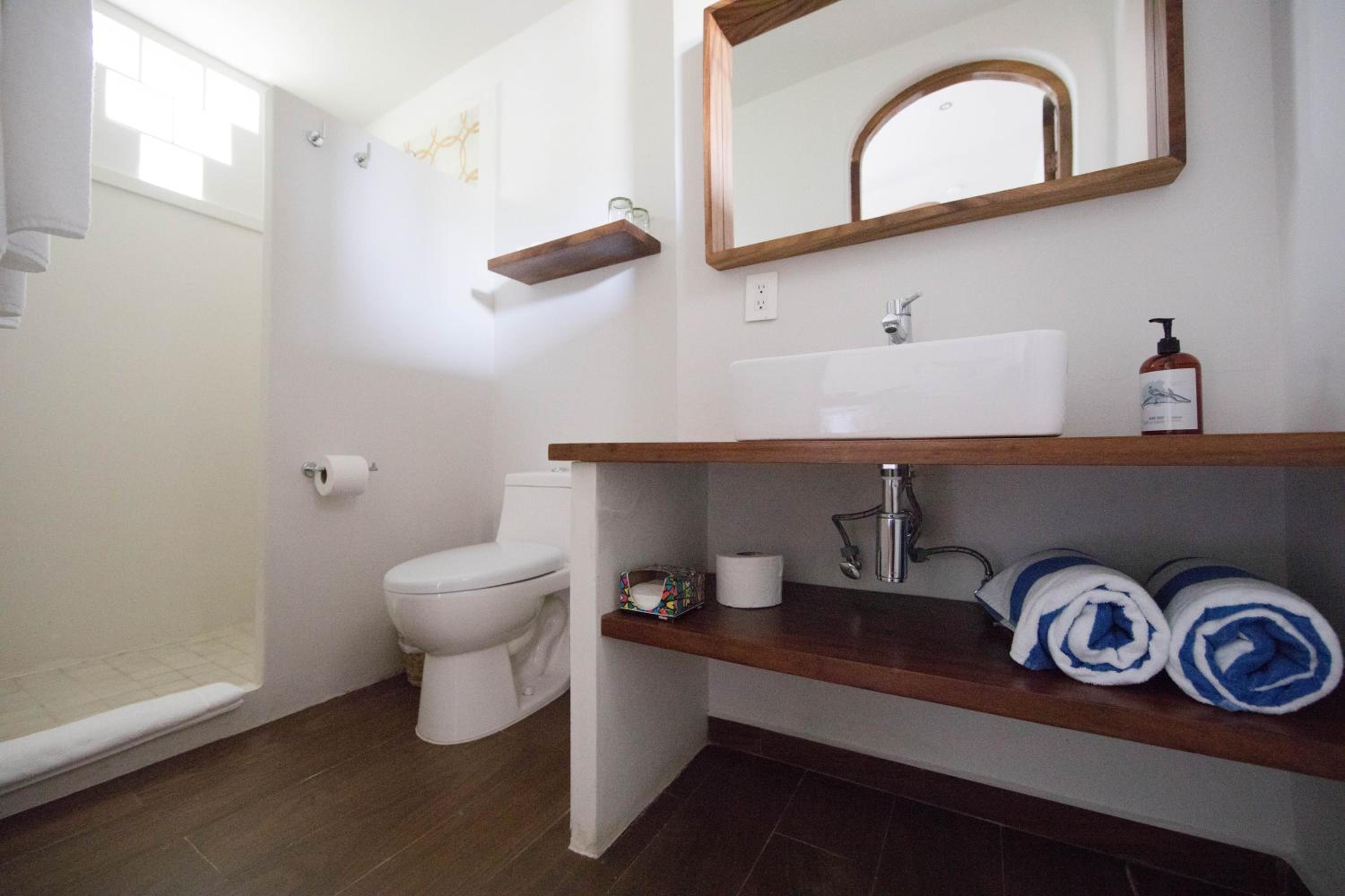 King Suite with Balcony - Photo 5