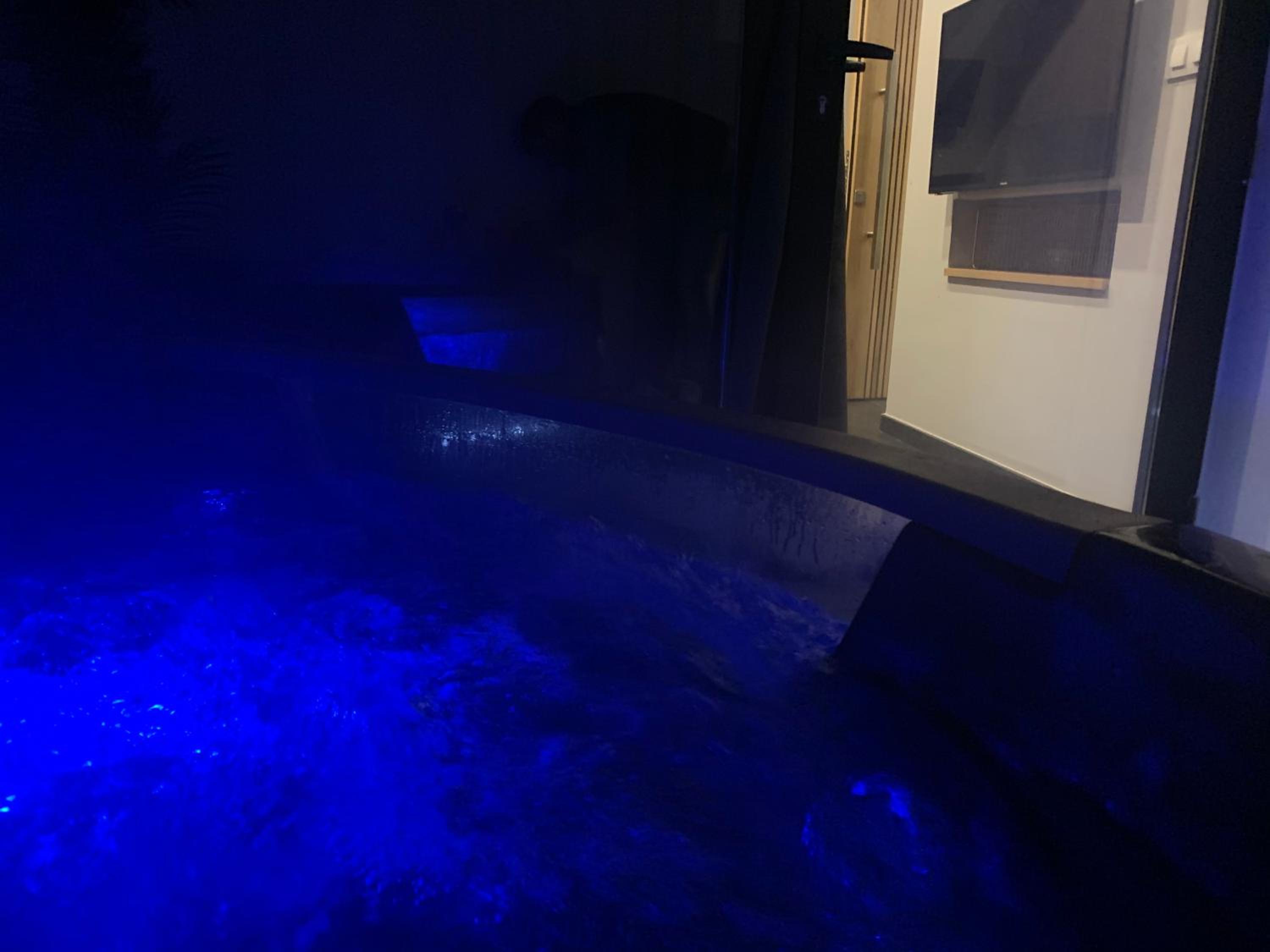 One-Bedroom Apartment with Spa Bath - Photo 14