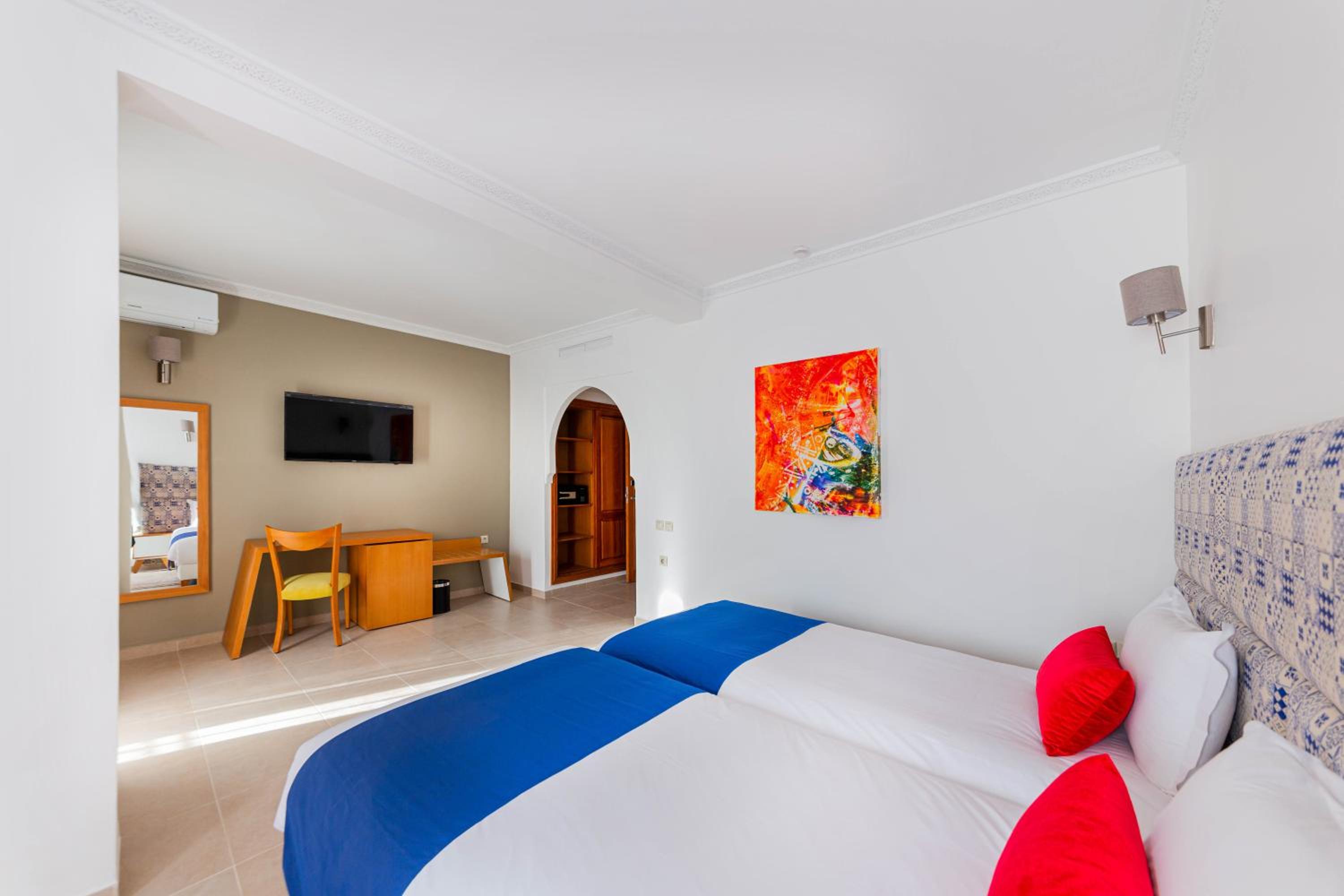 Deluxe Double Room - Photo 10