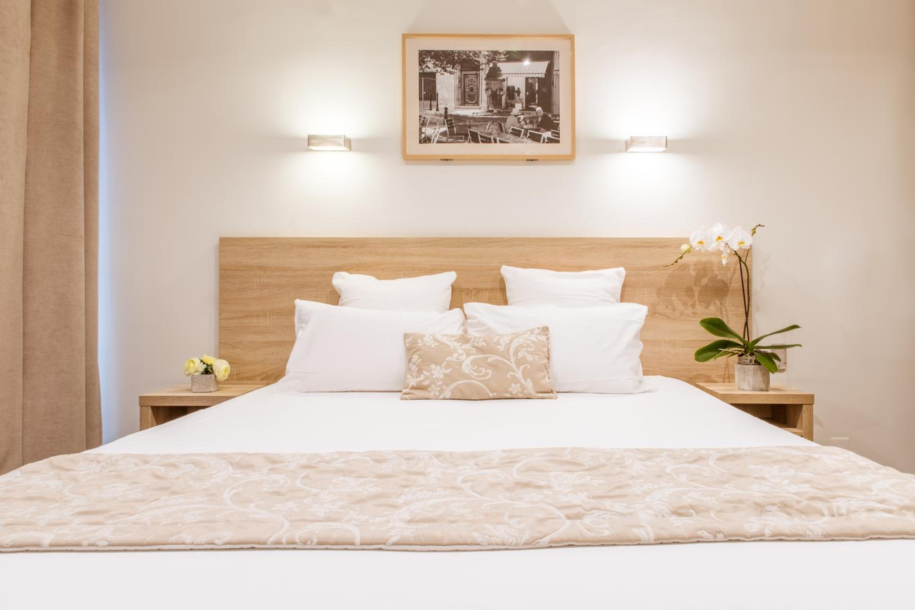 Standard Double Room (street side) photo 1