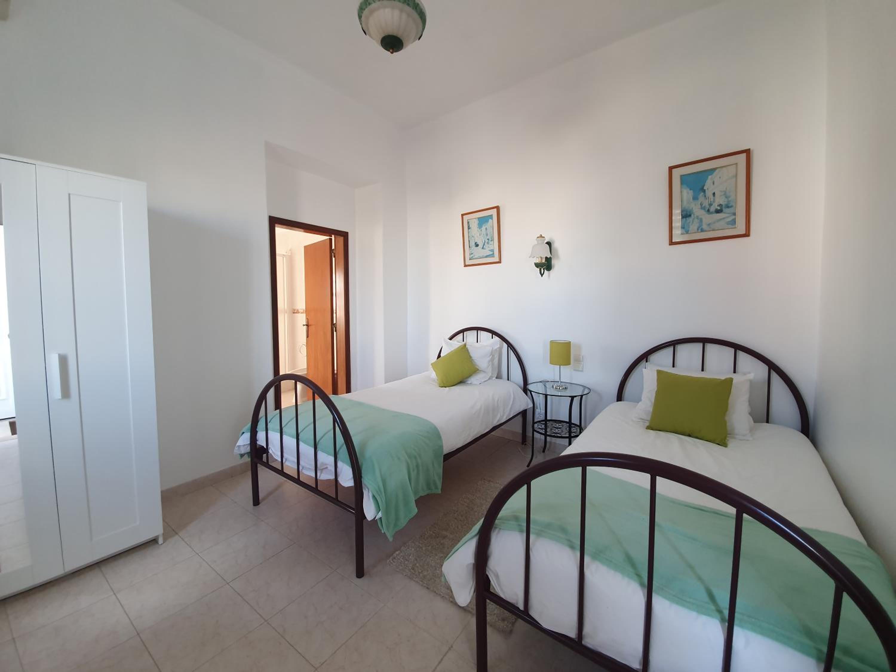 Twin Room - Photo 2
