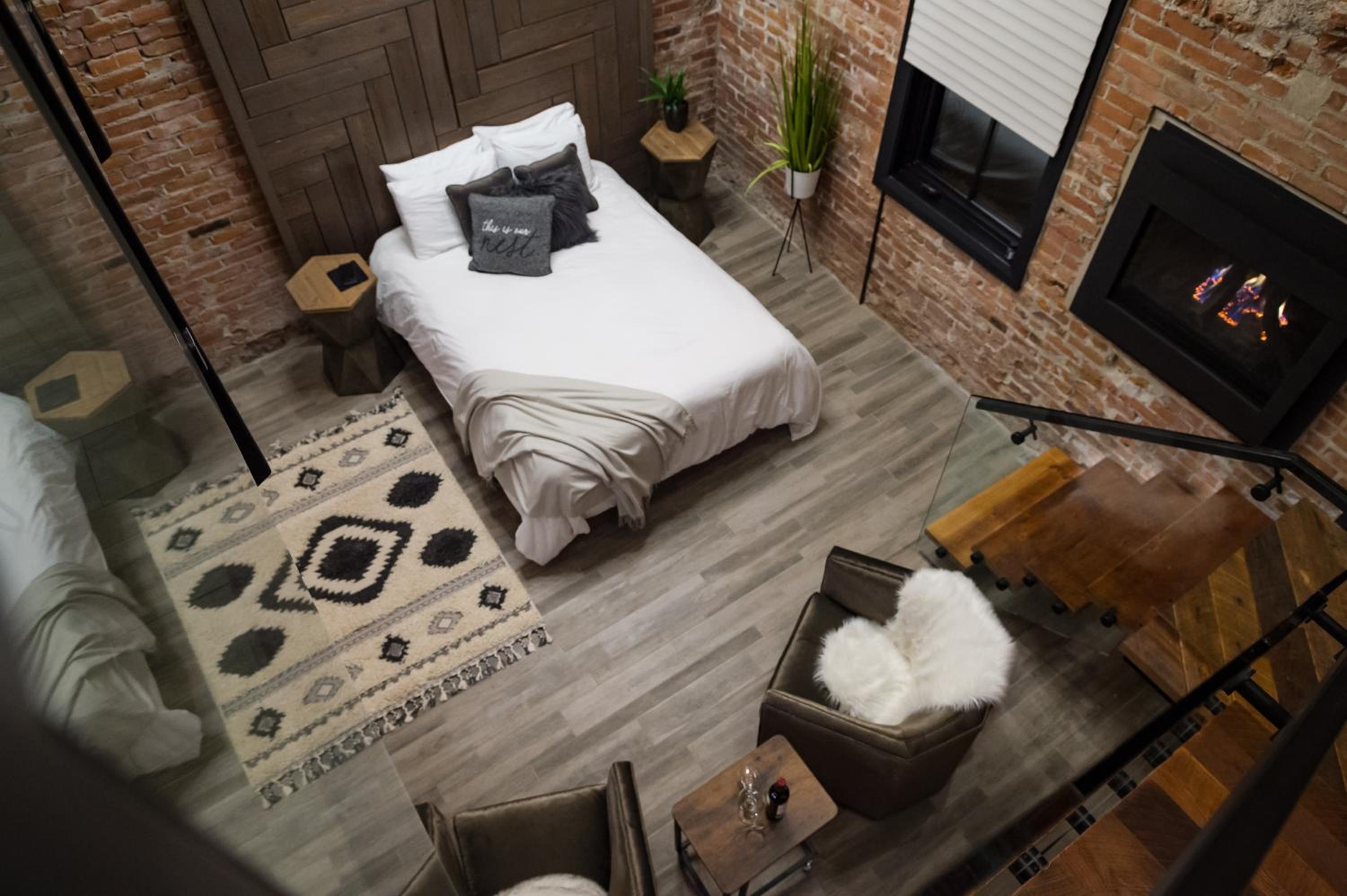 Suite with Hot Tub - Photo 1