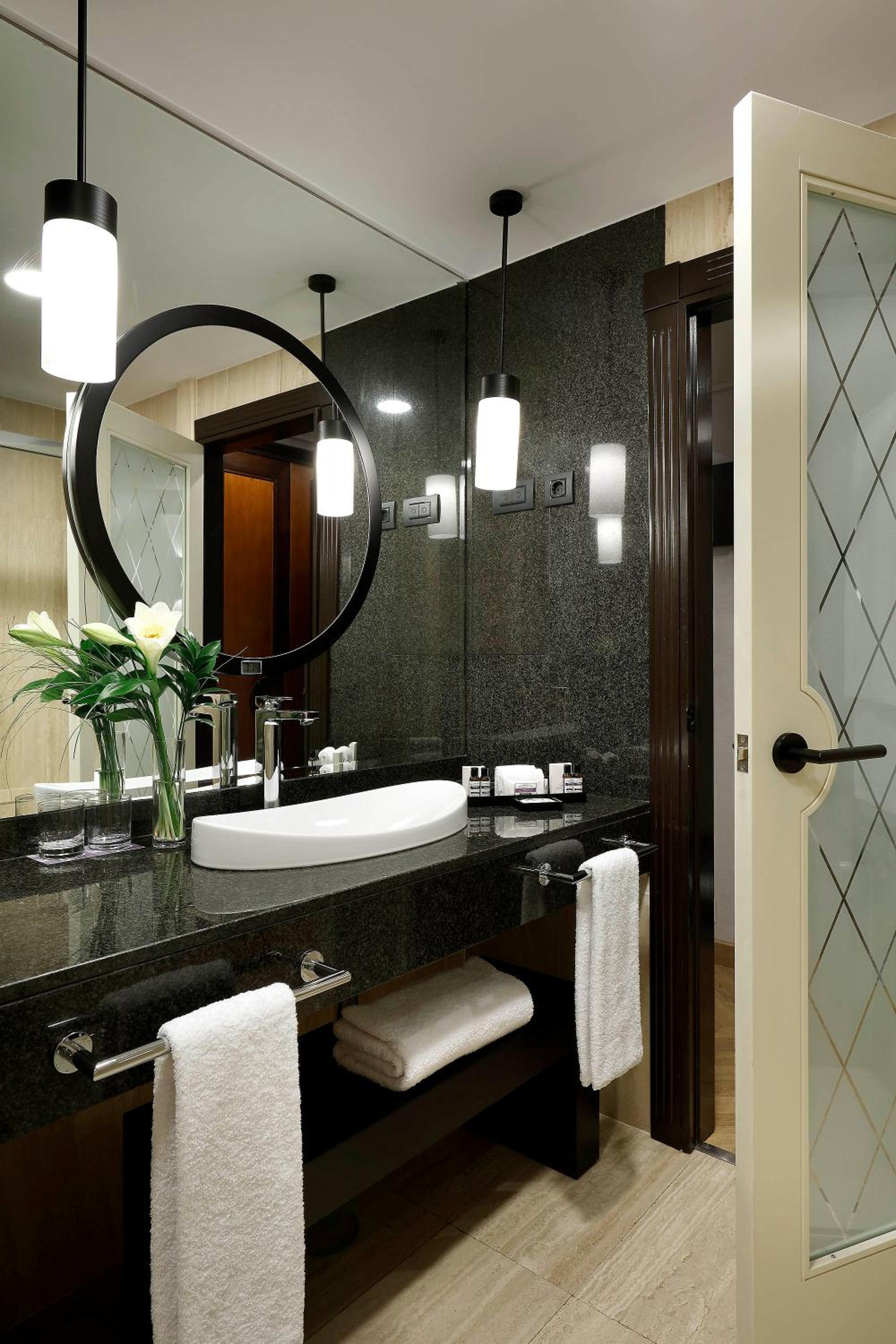 Deluxe King Room - Photo 5