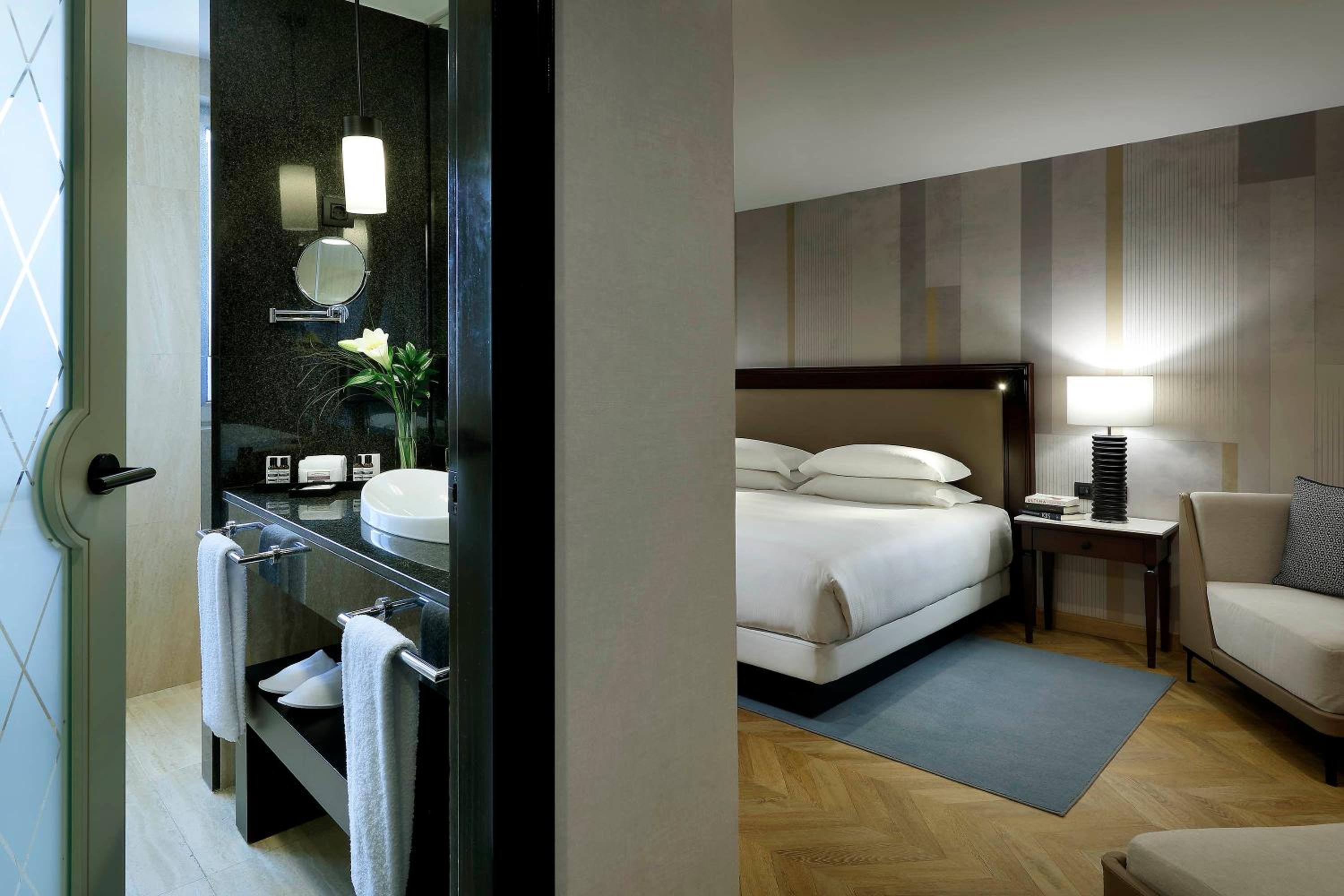 Deluxe King Room - Photo 6